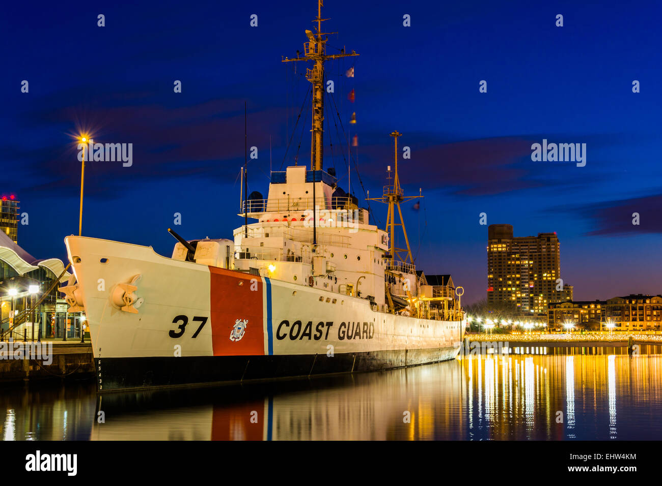 Die USGC Taney Coast Guard Cutter in der Nacht, im Inneren Hafen von Baltimore, Maryland. Stockfoto