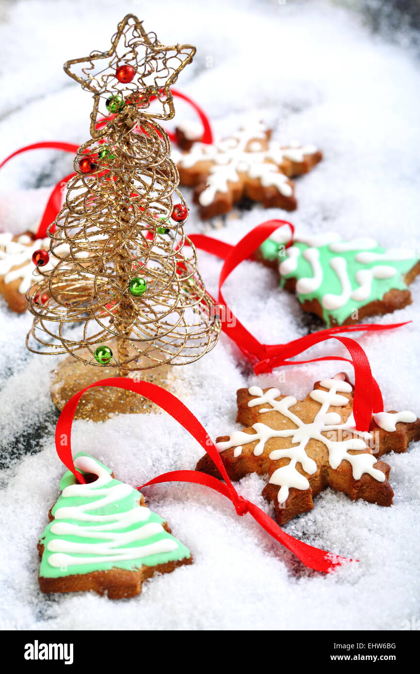 Weihnachtsplätzchen und goldenen Baum. Stockfoto