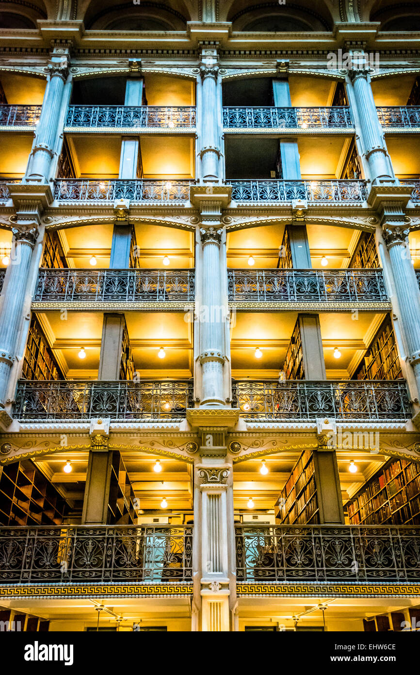 BALTIMORE - 13 Juni: Das Innere der Peabody-Bibliothek im 13. Juni 2014 in Baltimore, Maryland. Die Peabody-Bibliothek ist eine resea Stockfoto