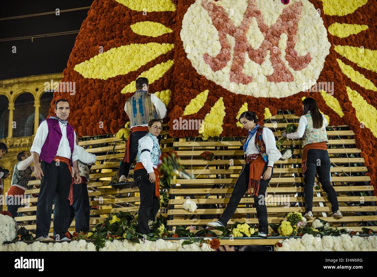 Valencia, Spanien. 17. März 2015. "Vestidors" schmücken das hölzerne Bild der "Virgen de Los Desemperados", Schutzpatron von Valencia, mit Blumensträußen von Tausenden von Falleras Kredit angeboten: Matthias Oesterle/ZUMA Wire/ZUMAPRESS.com/Alamy Live News Stockfoto