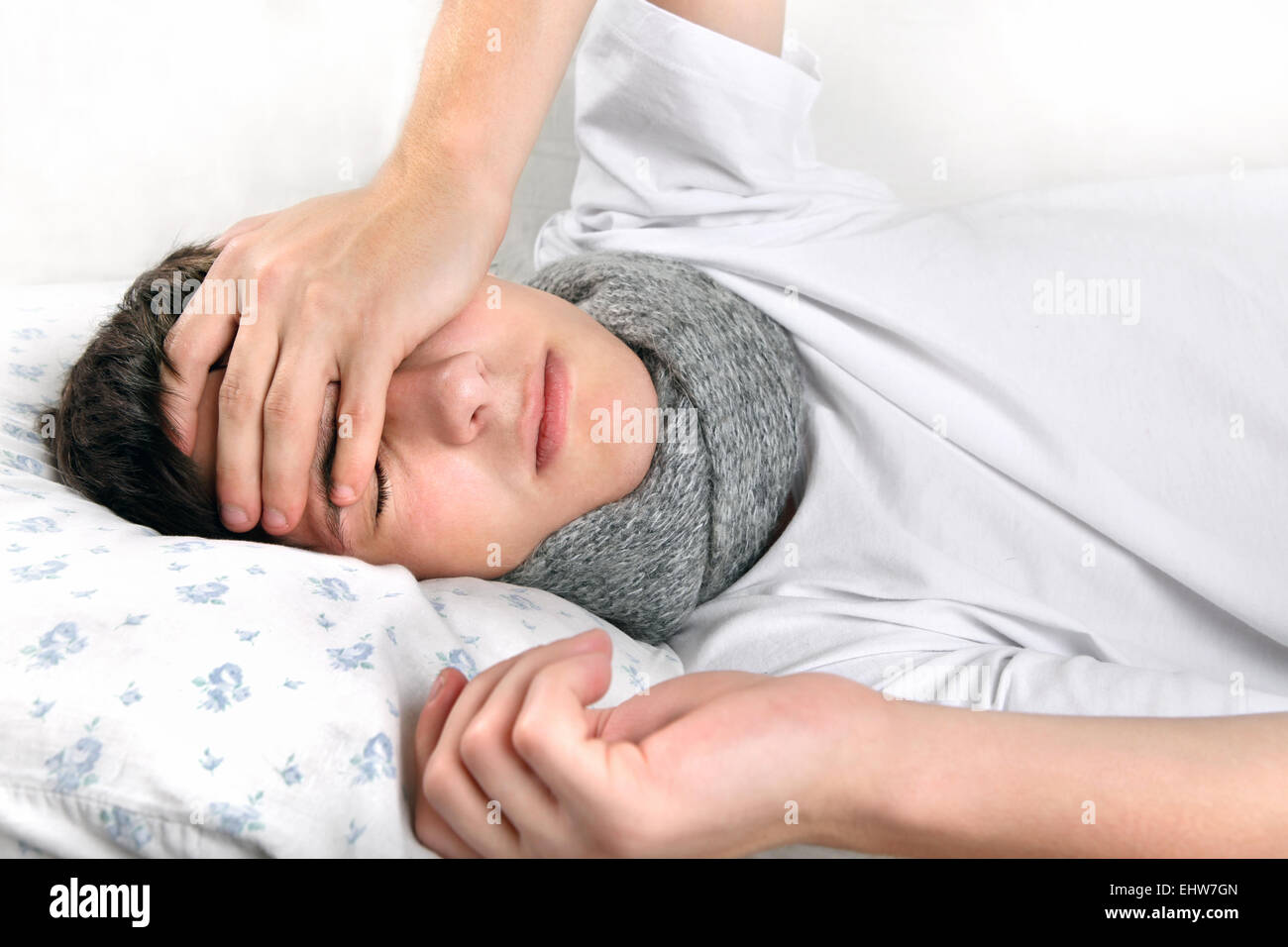 Junger Mann fühlen Kopfschmerzen Stockfoto