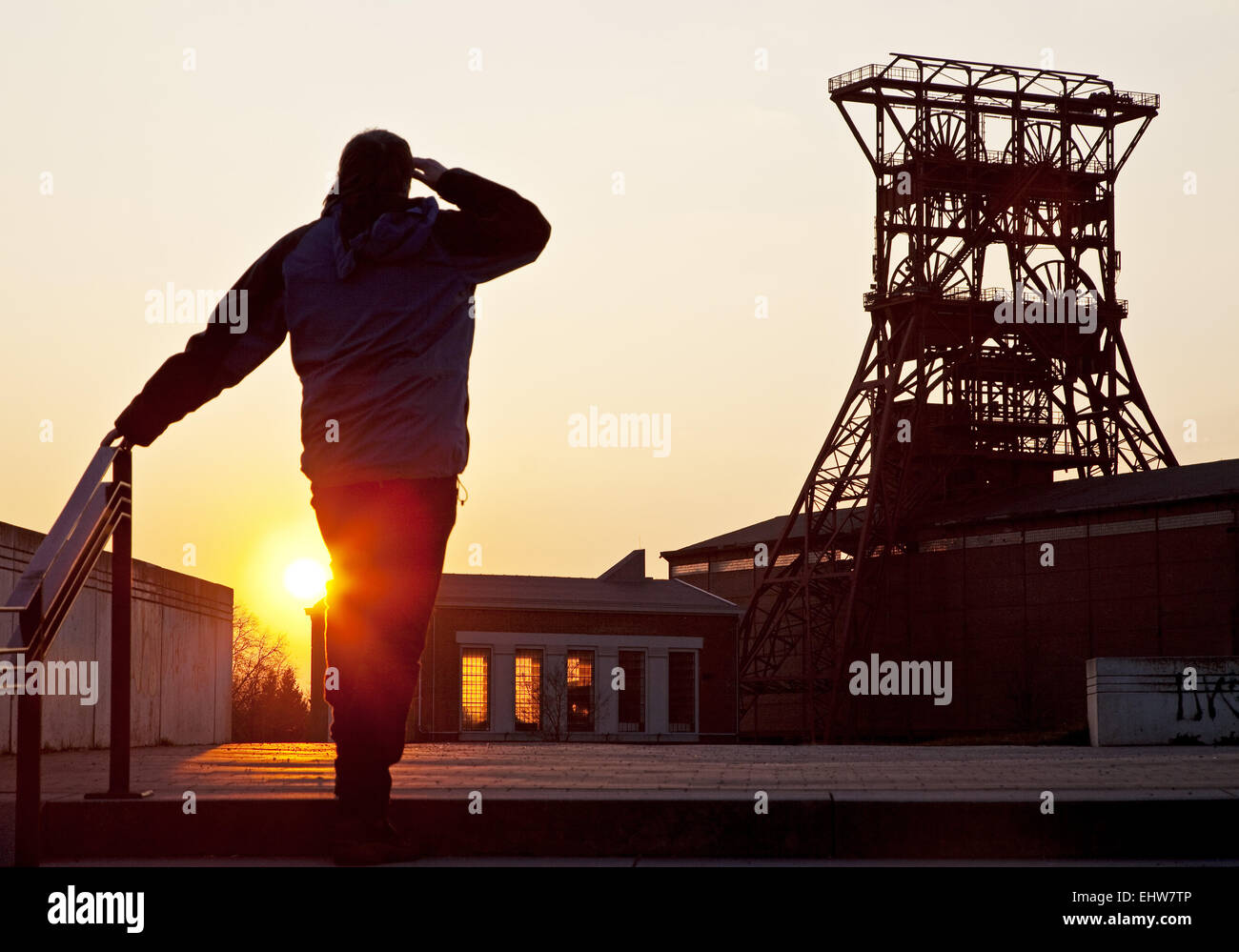 Ein Mann mit dem Fördergerüst der Konsolidierung Stockfoto