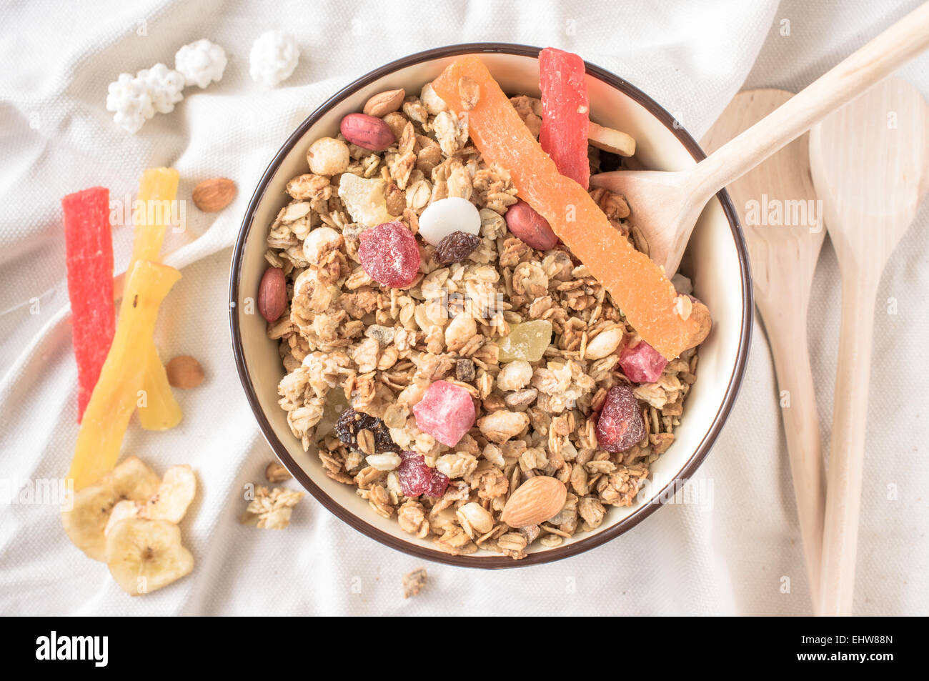Müsli mit getrockneten Früchten, Süßigkeiten, Beeren und Nüssen Stockfoto