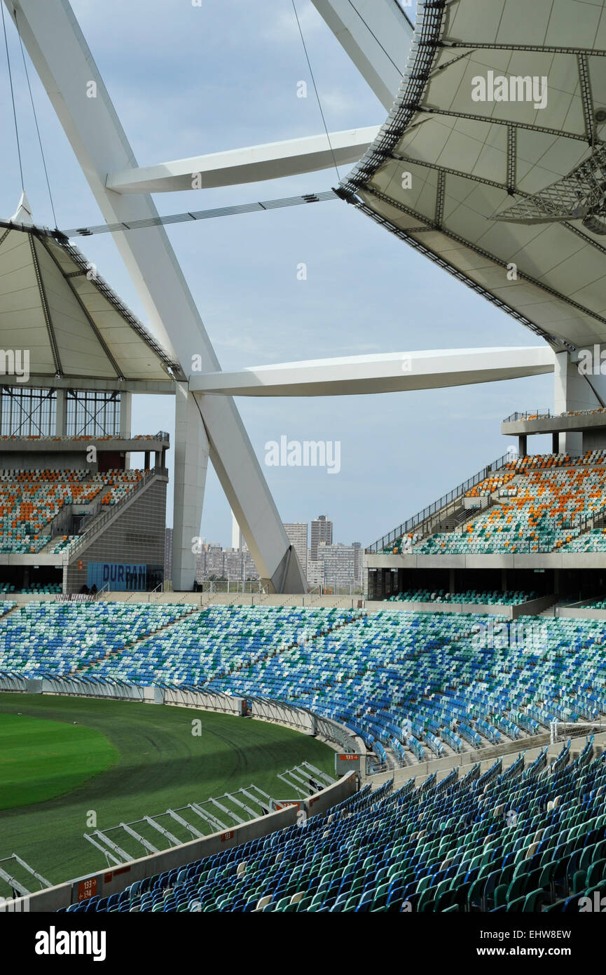 Der südliche Abschnitt der legendären Moses Mabhida Fußball-Stadion für die FIFA WM 2010, touristische Attraktion der Stadt Durban, KZN, Südafrika Stockfoto