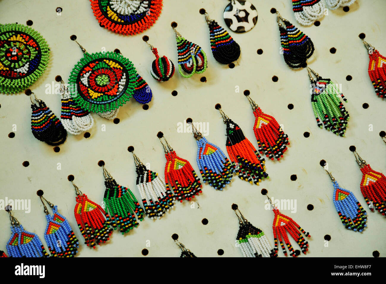 Curio Shop Display mit Reihen von bunten Ohrringen in traditionellen Zulu beadwork Stil, Souvenirs zum Verkauf in Südafrika Stockfoto