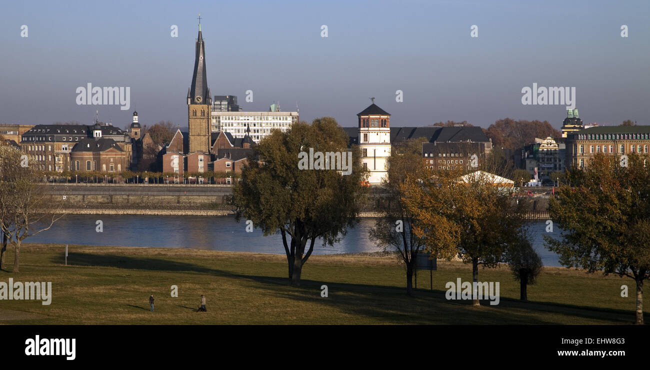 Blick auf die Stadt mit dem Rhein von Düsseldorf. Stockfoto