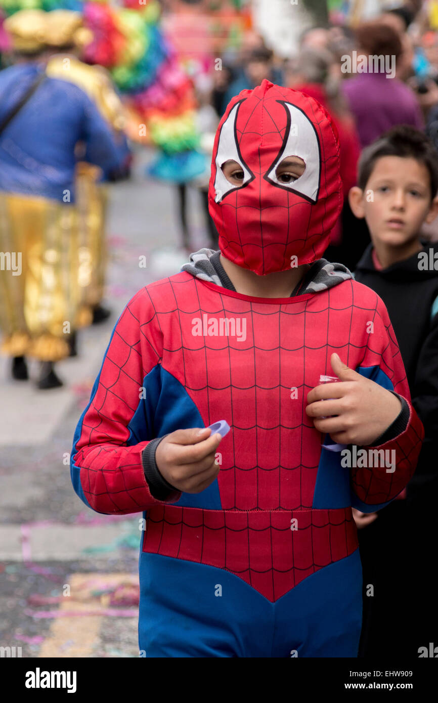 LOULE, PORTUGAL - Februar 2015: Bunte Karneval (Carnaval) Parade Festivalteilnehmer auf Stadt Loule, Portugal. Stockfoto