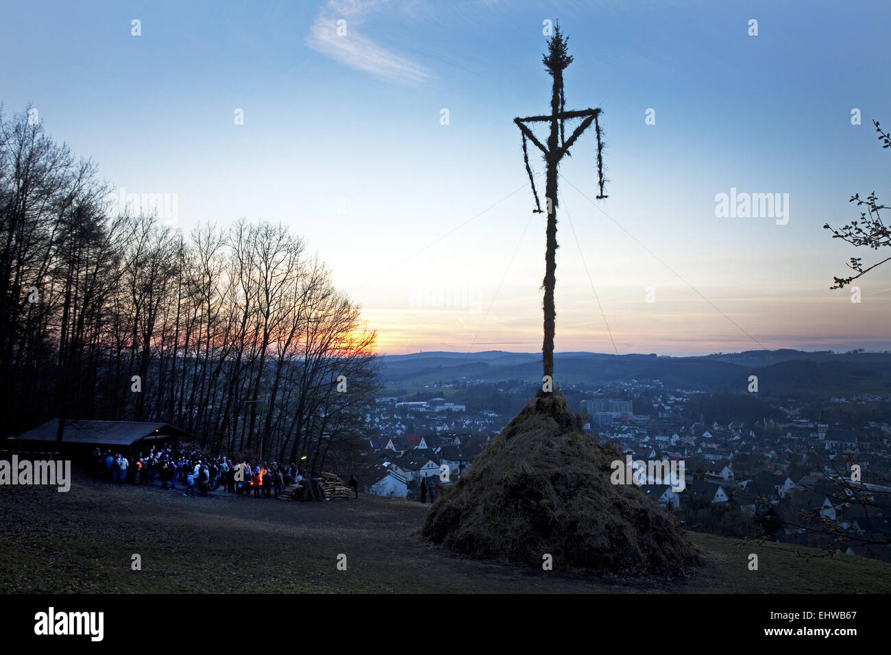 Ostern mit Osterfeuer in Attendorn zu überqueren. Stockfoto