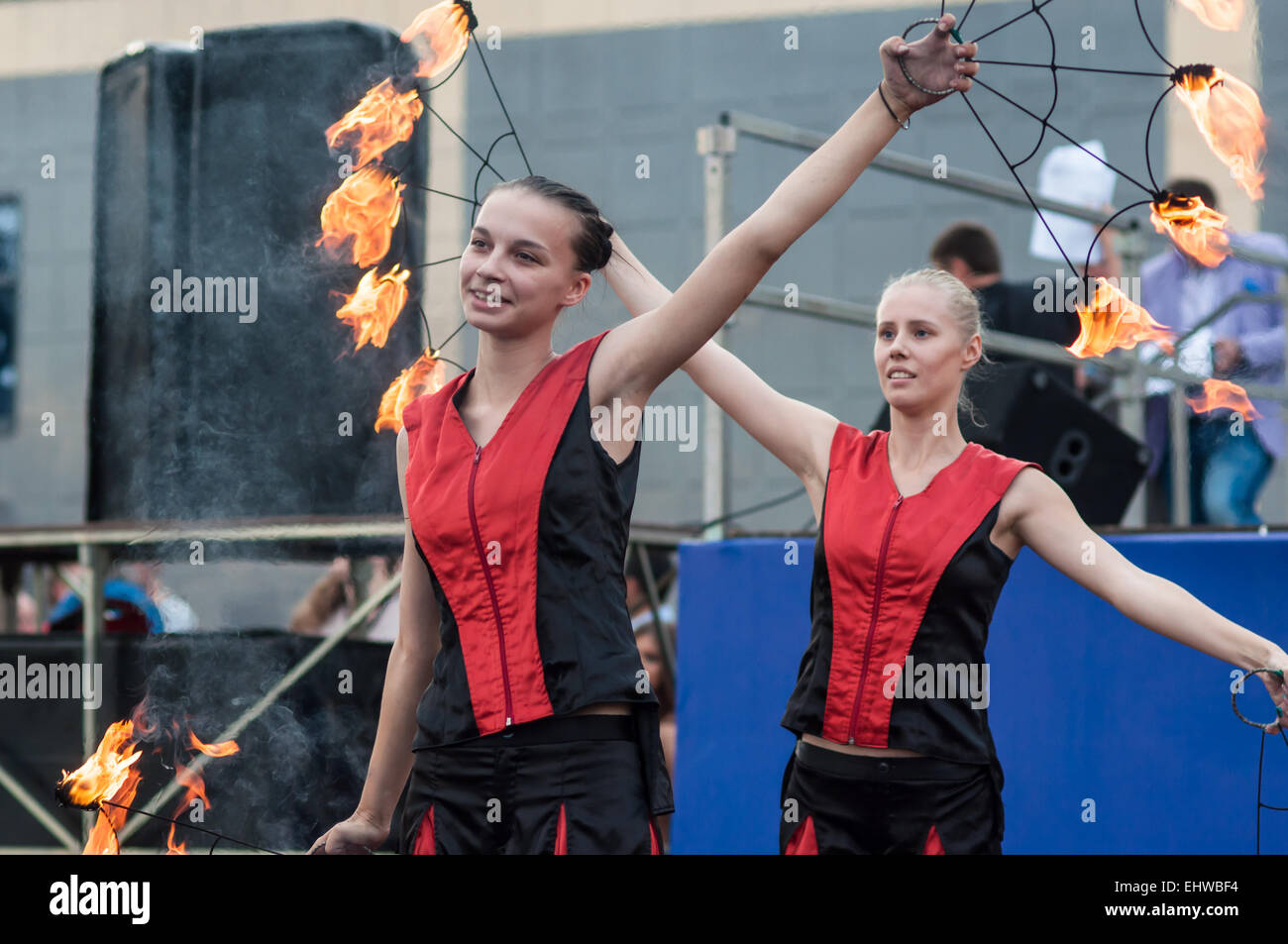 Orenburg, Region Orenburg, Russland - 25.07.2014: die Mädchen führte einen Tanz mit brennenden Fackeln beim Jugendtreffen in der Bo Stockfoto