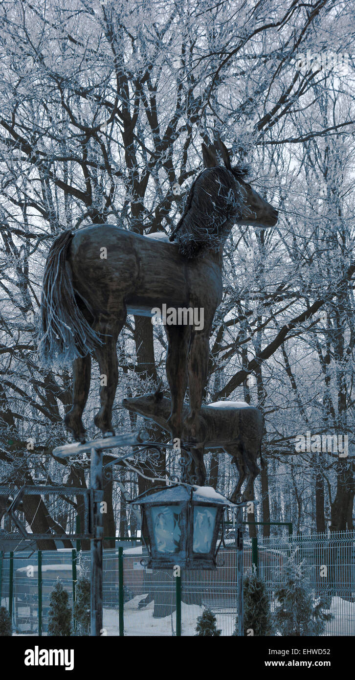 Metall-Skulptur eines Pferdes und vertikale cow.the. Ukraine, Charkow, Öko-Park Stockfoto
