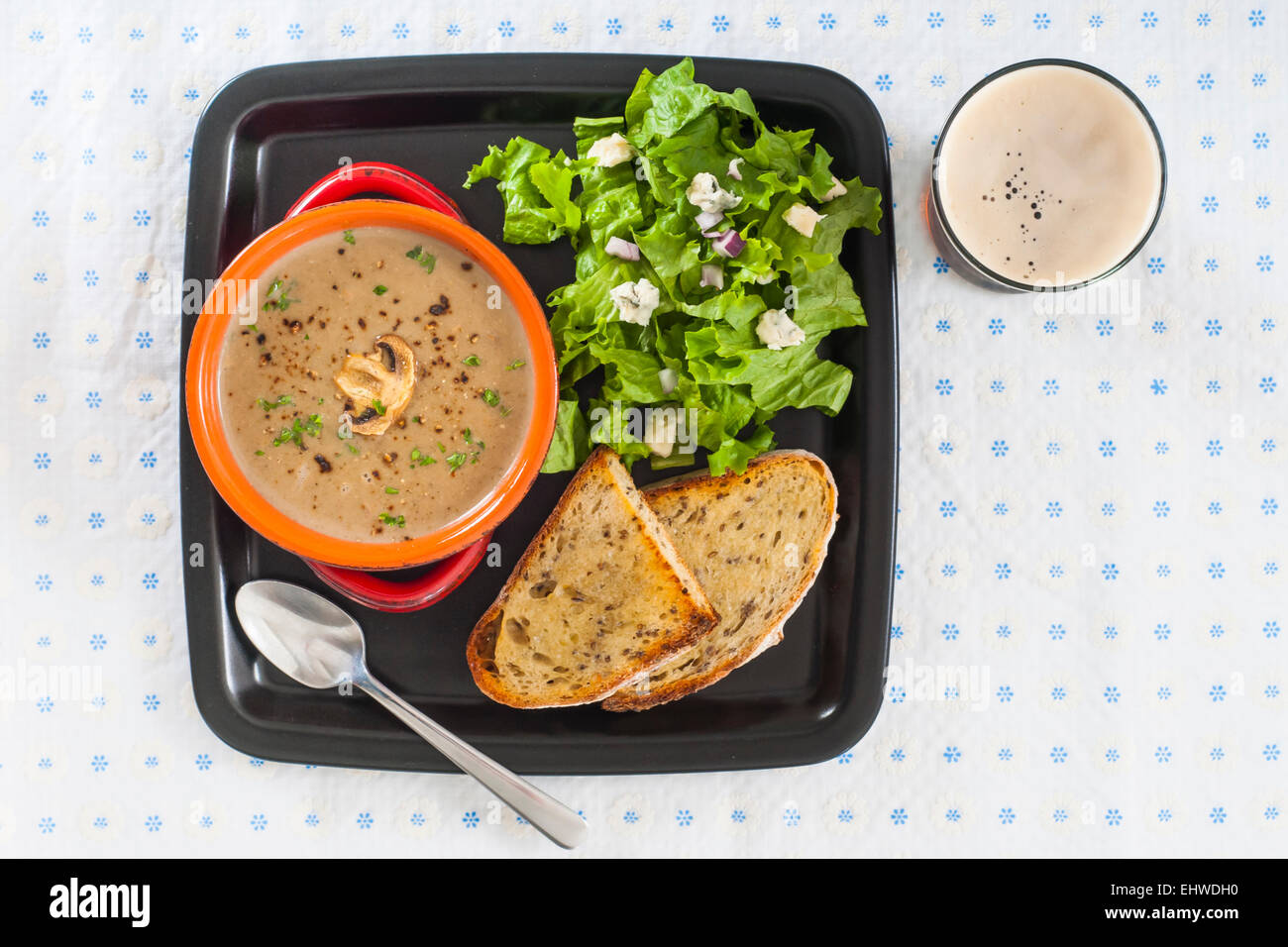 Cremige Pilzsuppe wild Diner mit Knoblauch Toast, Salat und ein Bier. Stockfoto