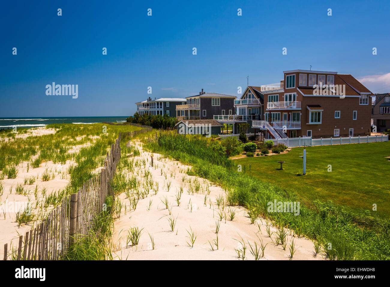 Strandhäuser und Sanddünen in Strathmere, New Jersey. Stockfoto