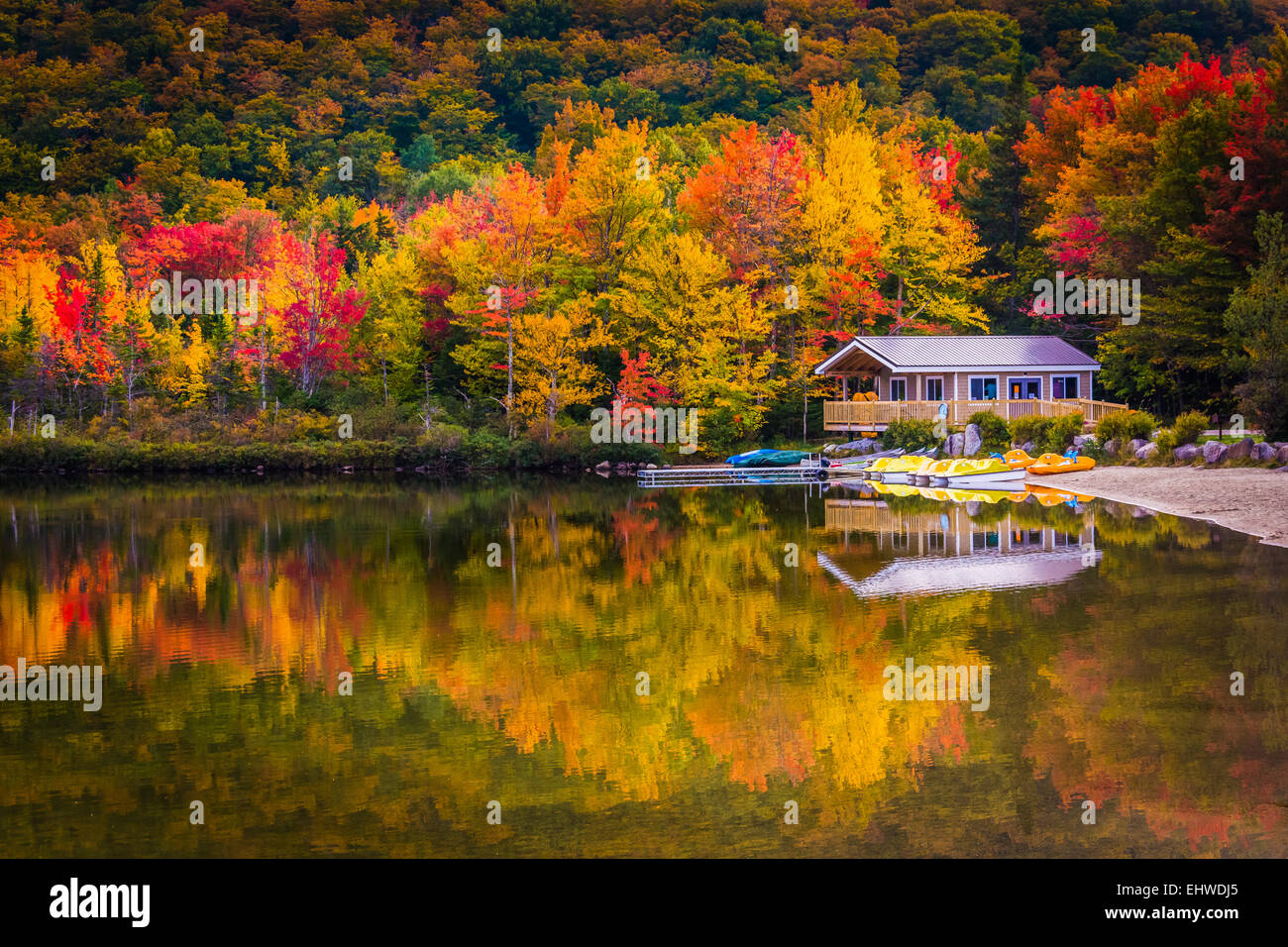 Bootshaus und Herbst Farben reflektieren im Echo Lake, im Franconia Notch State Park, New Hampshire. Stockfoto