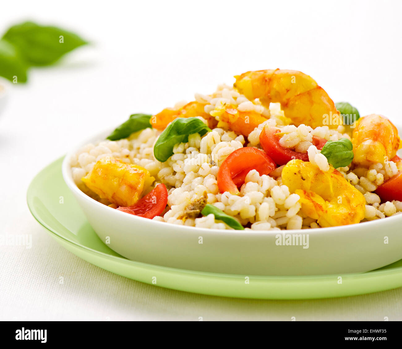 Gerste und Meeresfrüchte Salat mit würzigen gelbe Garnelen, Tomaten und gewürfelte Gemüse diente als eine leckere Vorspeise zu einem Abendessen Stockfoto
