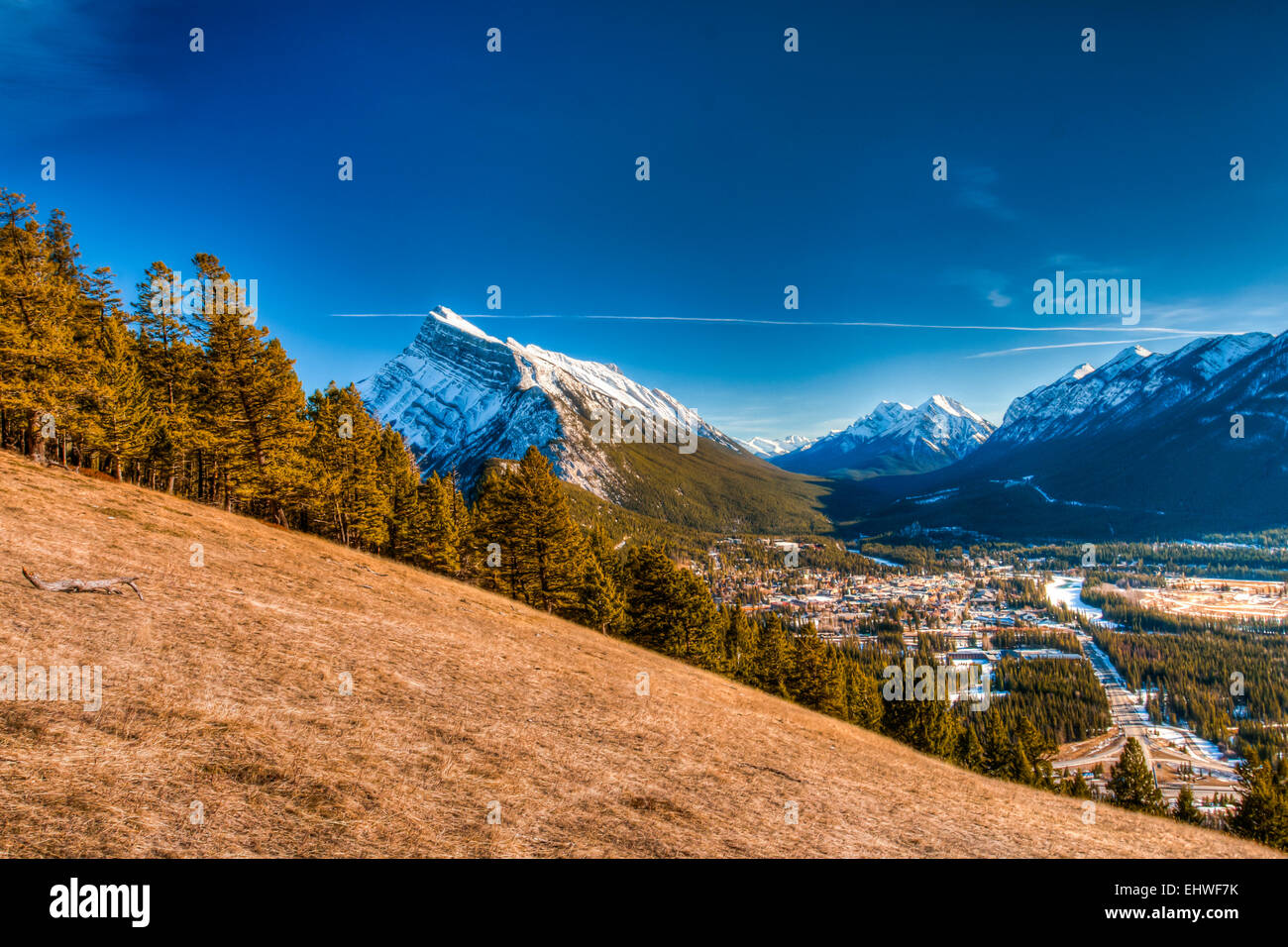 Mount Rundle und Banff Townsite von th Basis des Mount Norquay Ski-Hügel, Banff Nationalpark Alberta Kanada Stockfoto