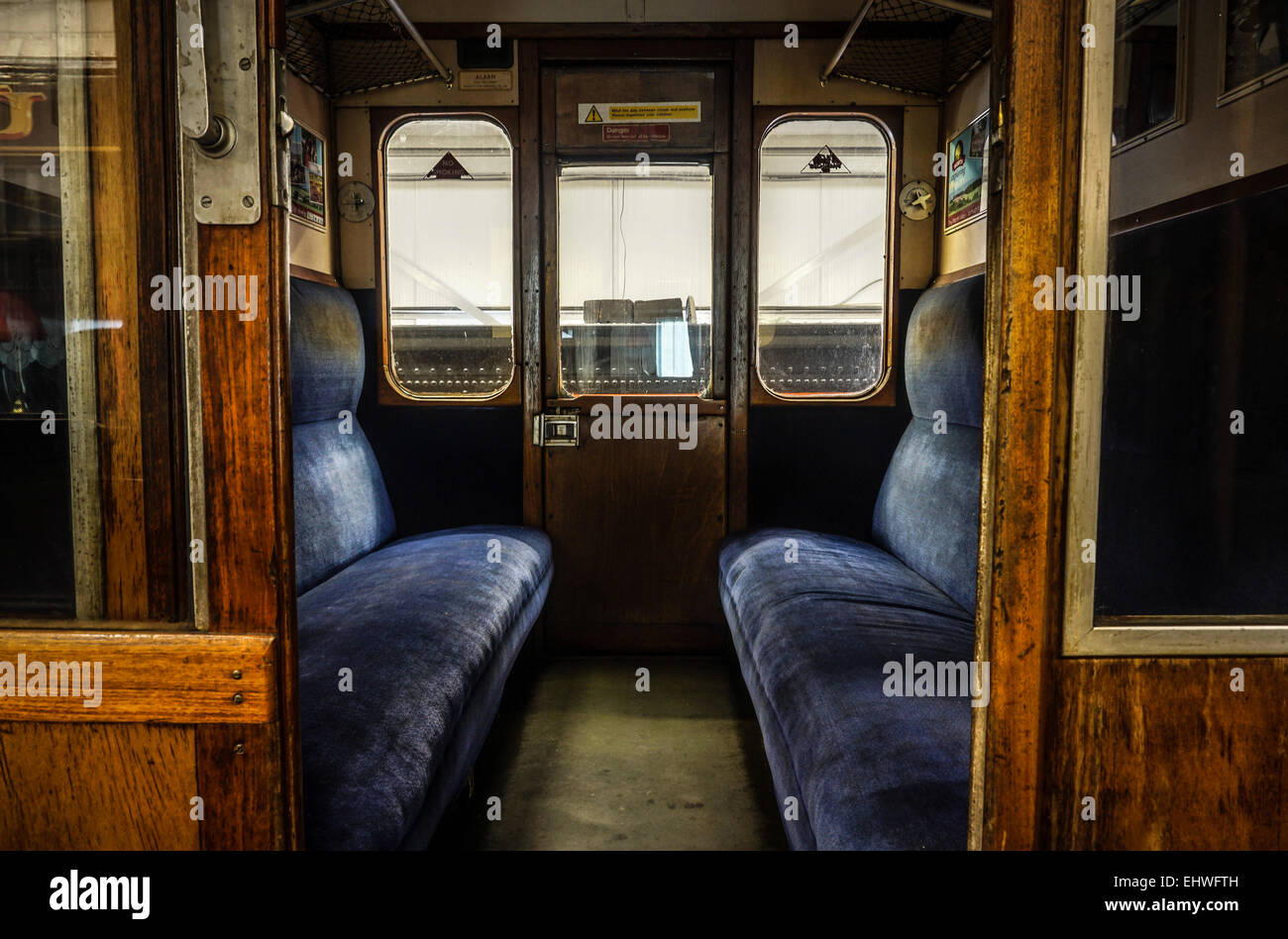 Alte britische Eisenbahnwaggon Innenraum Ansicht. Aufgenommen am Oxenhope  Railway Depot, England, August 2014 Stockfotografie - Alamy