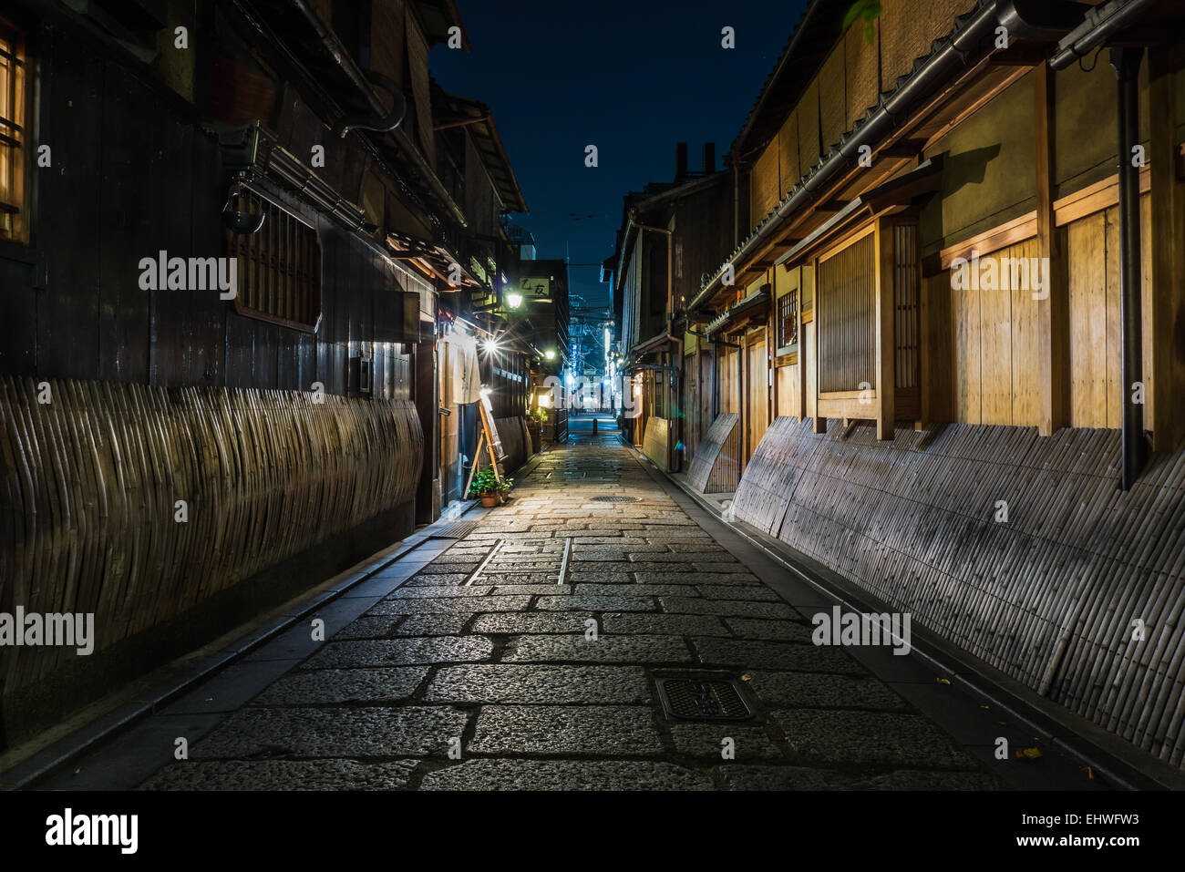 Nachtansicht von einer alten japanischen Straße in das Vergnügungsviertel Gion in Kyōto, Japan Stockfoto