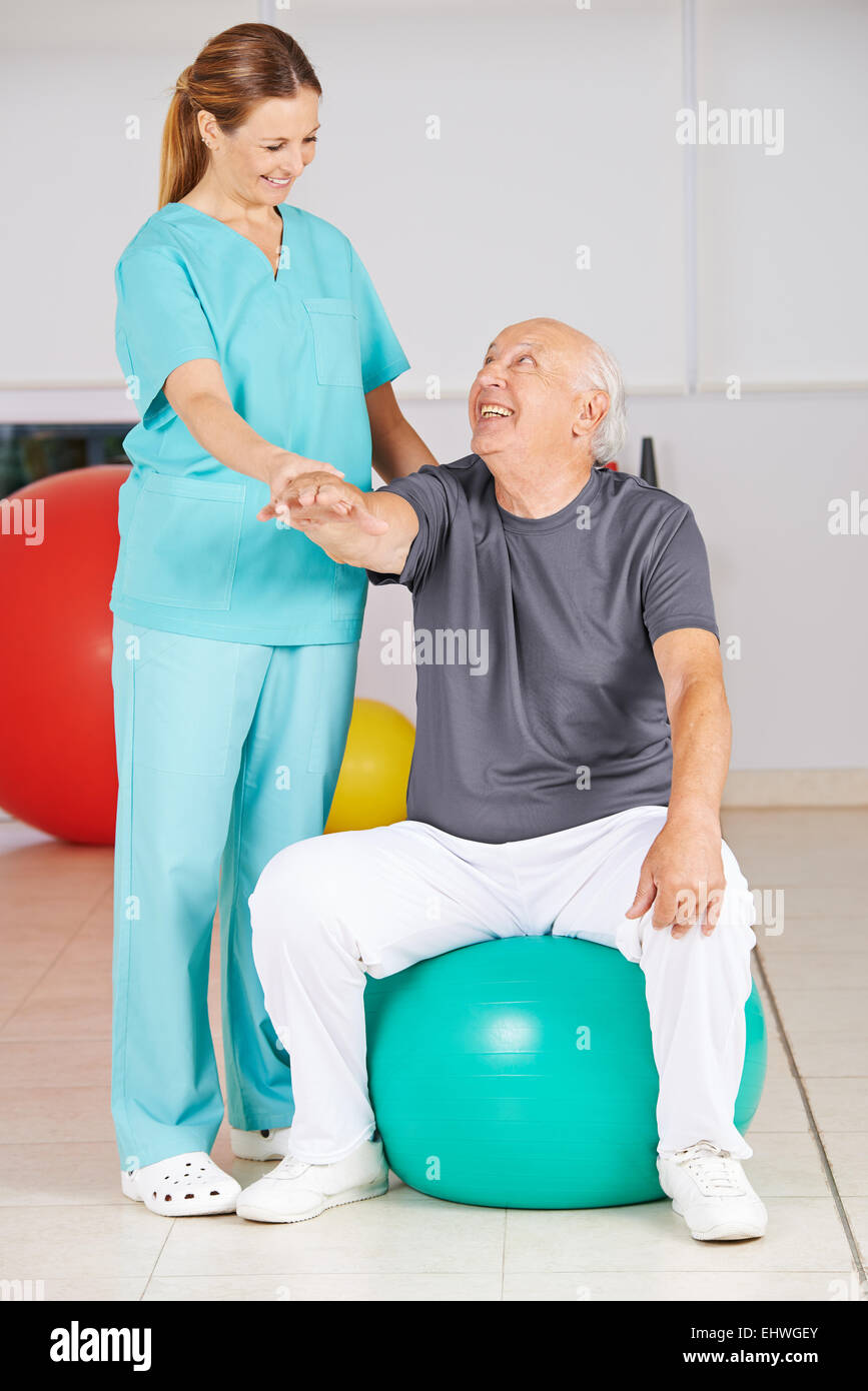 Alter Mann während der Reha in der Physiotherapie in einem Pflegeheim Stockfoto