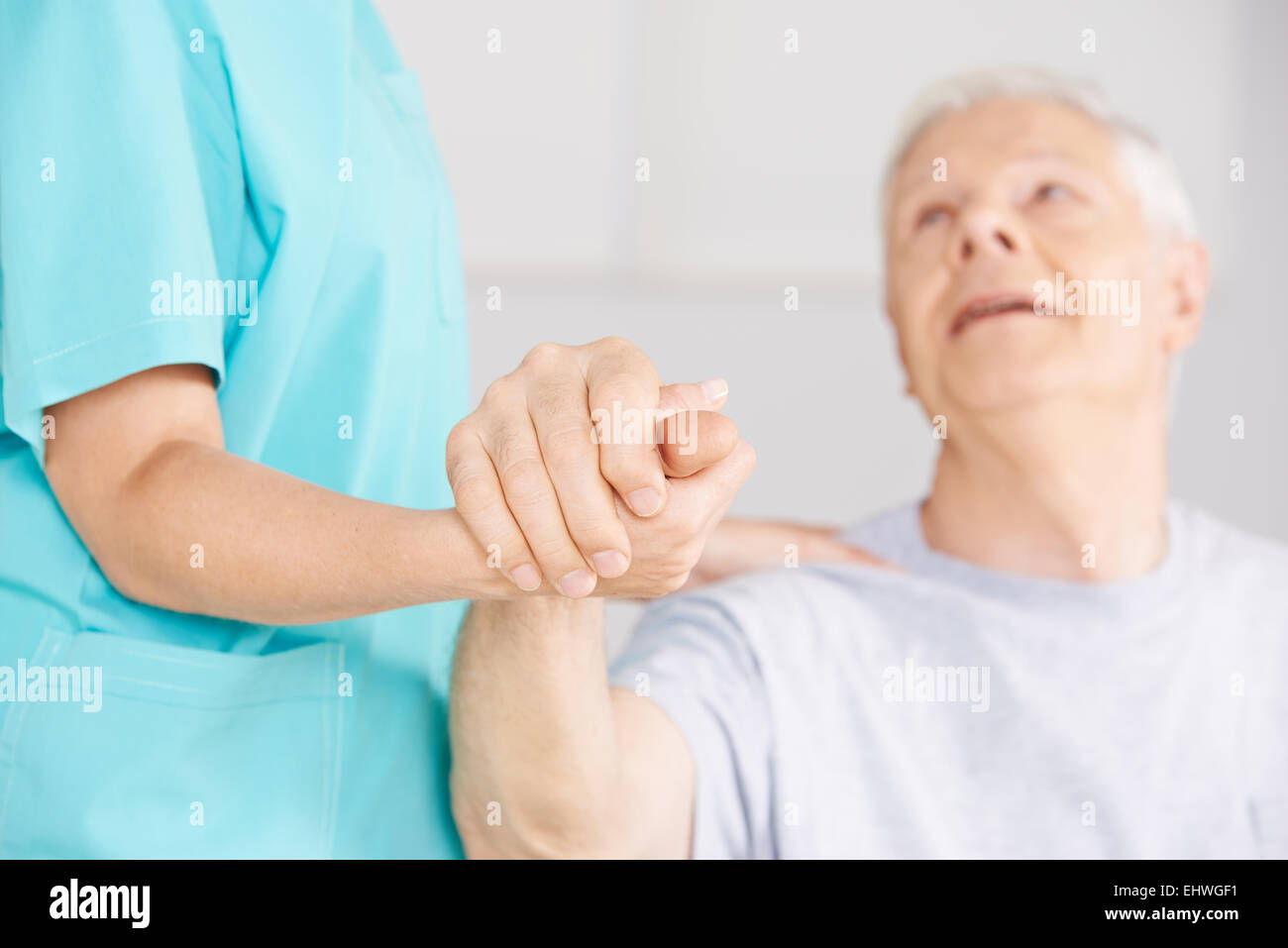 Pflegehelferin an Hand der senior woman für Unterstützung Stockfoto