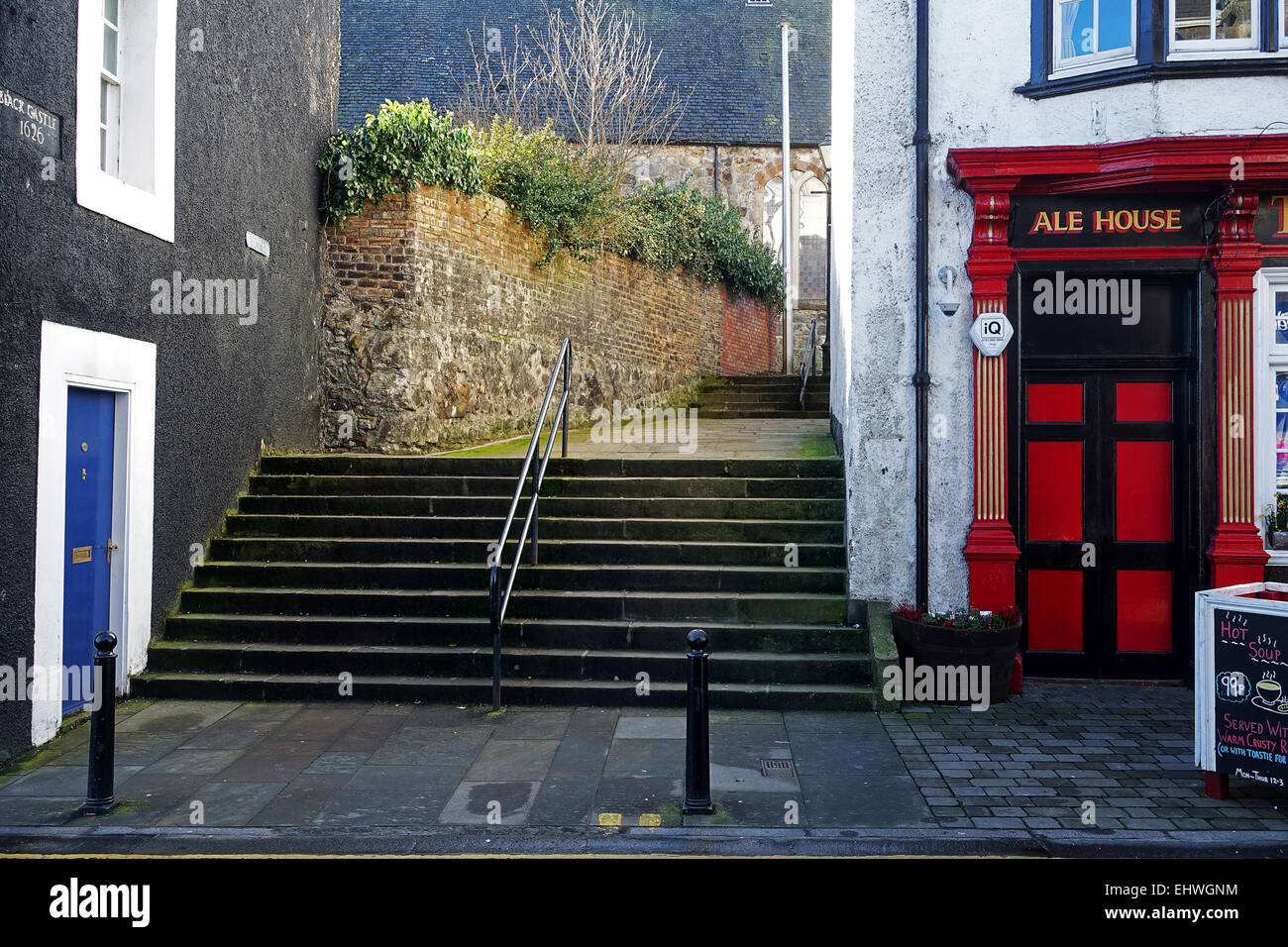 Stufen führen hinunter zu hohen Street.South Queensferry. Edinburgh. Stockfoto