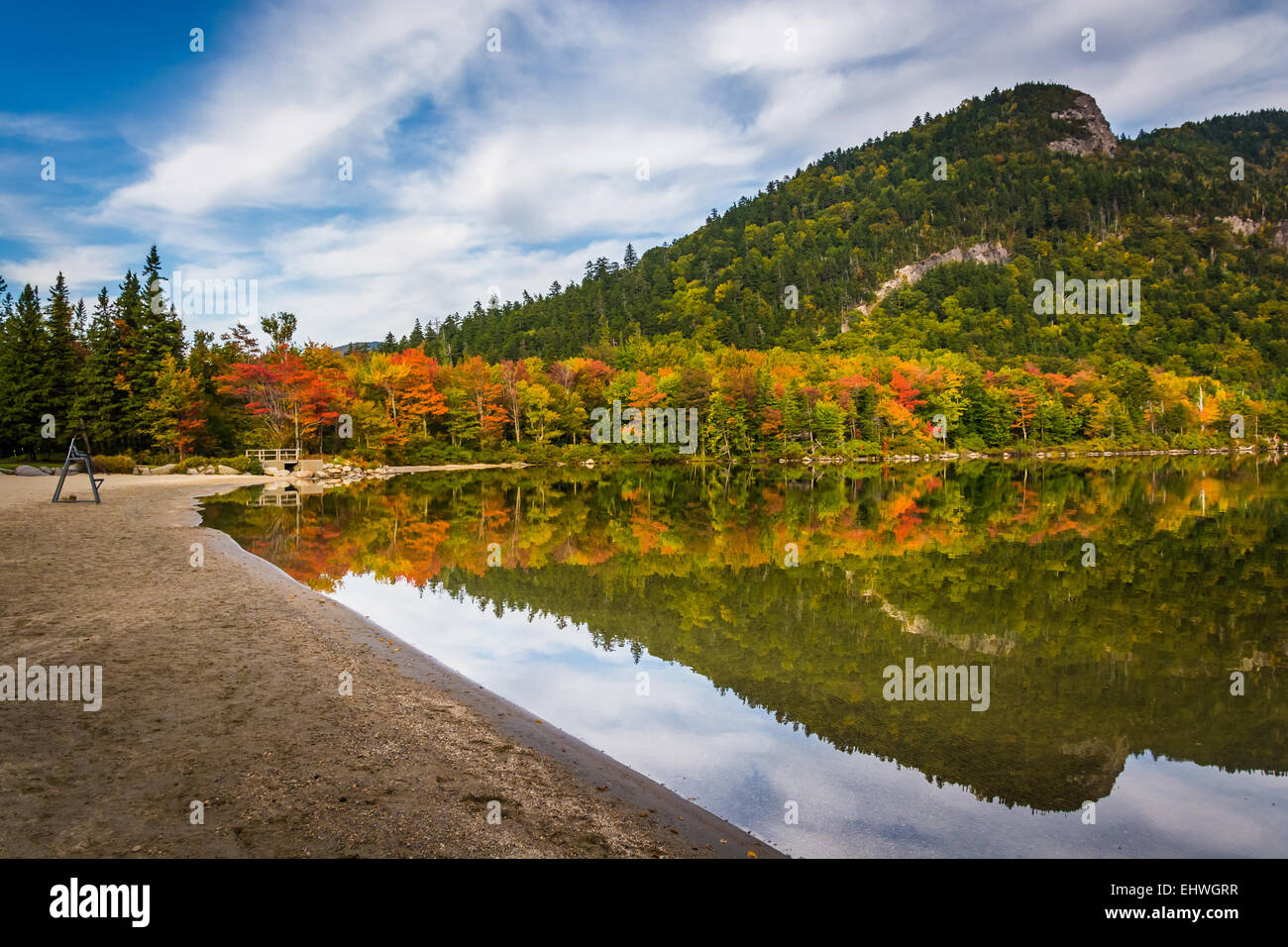 Frühherbst, Farben und Reflexionen am Echo Lake, im Franconia Notch State Park, New Hampshire. Stockfoto