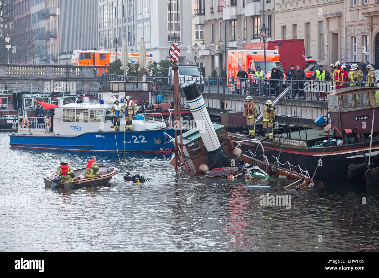 Berlin, Deutschland. 16. März 2015. Der historische Schlepper liegt "Barbarossa" gekenterten im Wasser der Spree entlang dem 'Maerkische Ufer' Damm in Berlin, Deutschland, 16. März 2015. Emergenca und Rettungsteams setzen bei den Bemühungen, das historische Schiff zu retten. Foto: Jörg Carstensen/Dpa/Alamy Live News Stockfoto