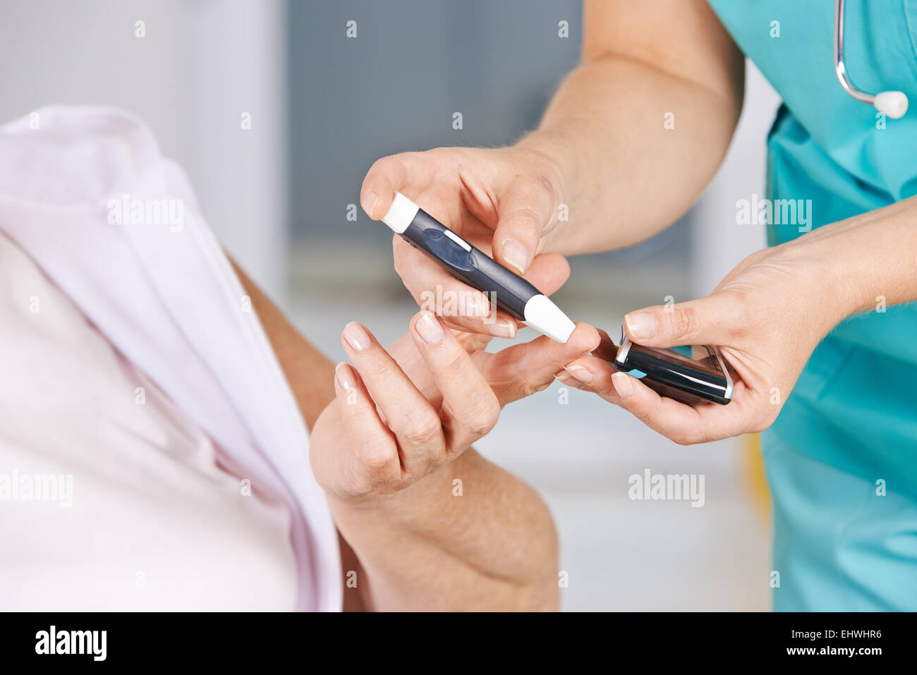 Messung des Blutzuckers auf Finger der alten Frau mit diabetes Stockfoto