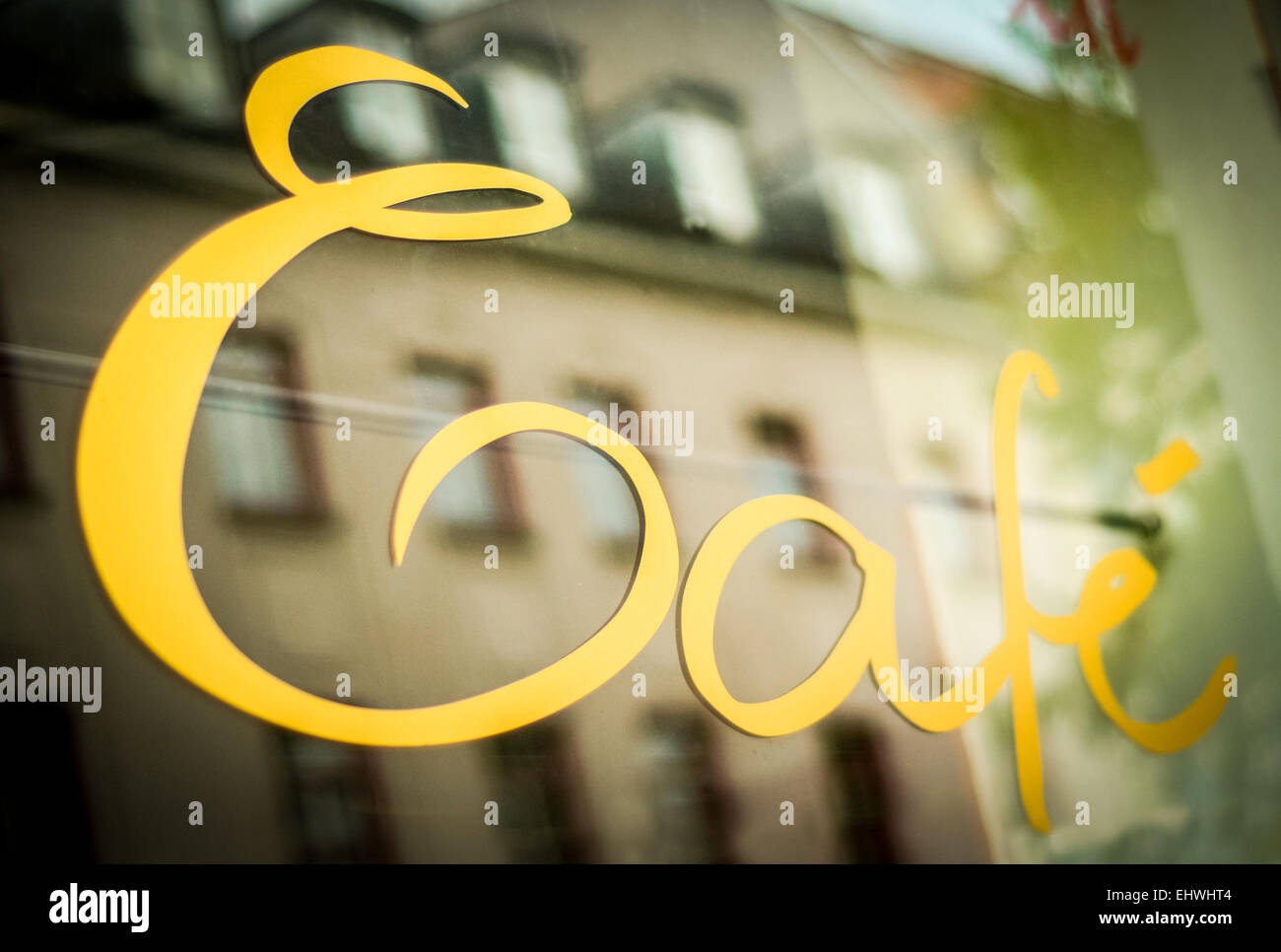 Melden Sie sich an das Fenster eines städtischen Cafes Stockfoto