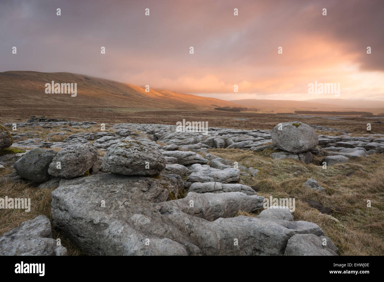 Kalkstein und Felsbrocken und Whernside Stockfoto