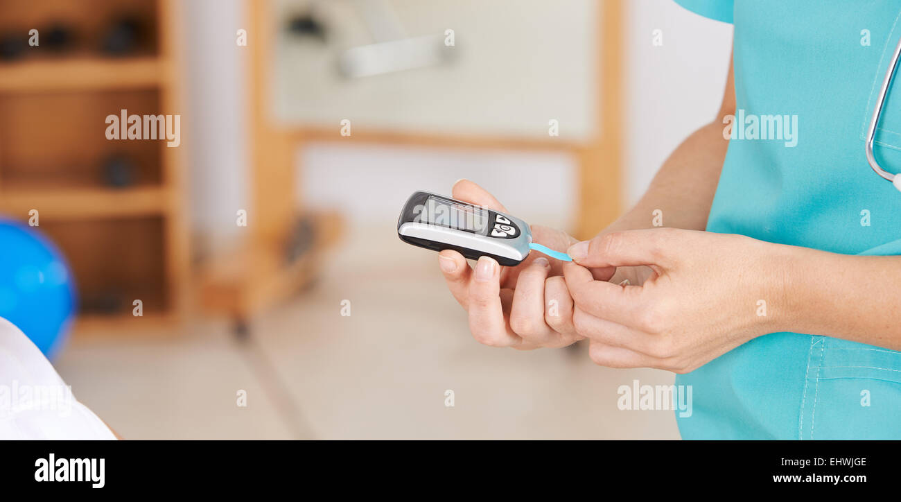 Krankenschwester macht Blut Glukose-monitoring mit diagnostischen medizinischen Messstab Stockfoto