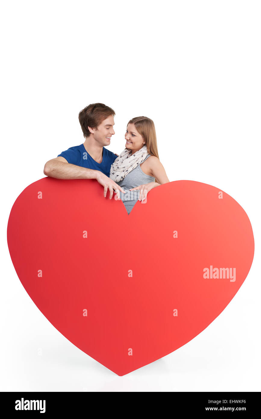 Glückliches Paar ist hinter großen roten Herz Stockfoto