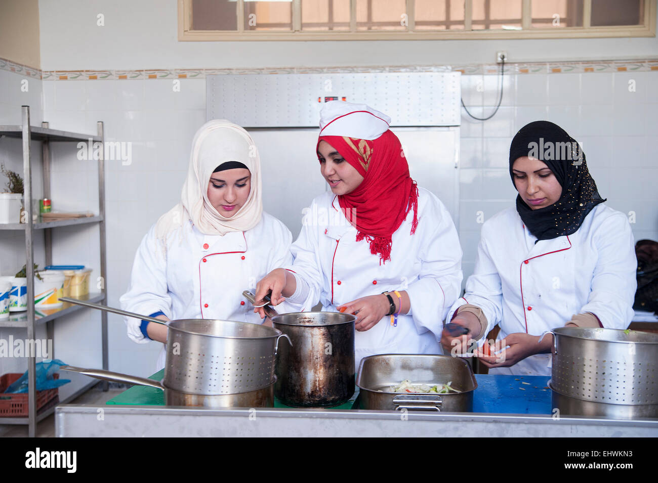 Tunesien, TUNIS: Studierende in Tunis Tourismus Schule lernen, Kochen, Backen, Stewie und haben auch Unterricht. Stockfoto