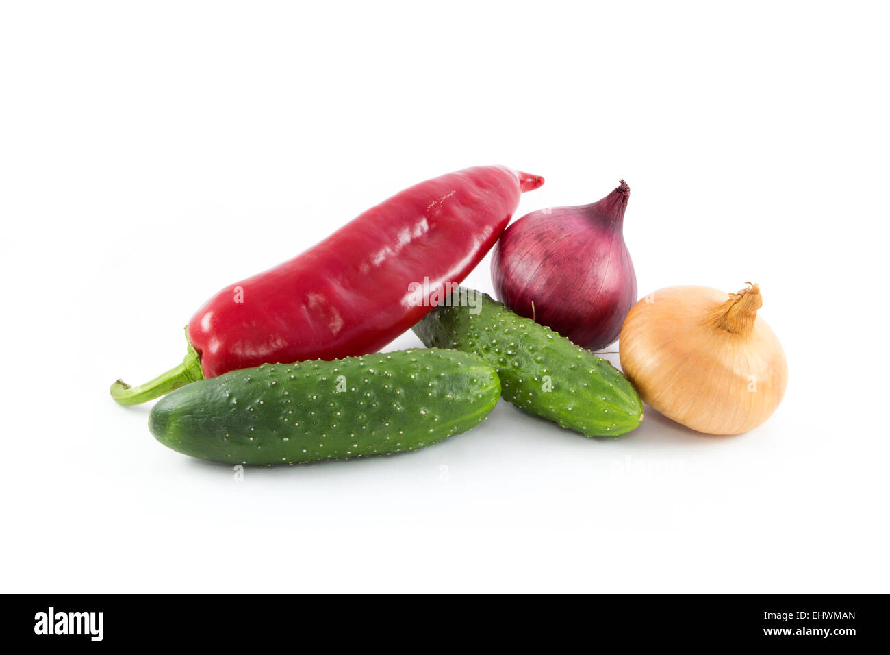 Einige verschiedene Gemüse - Paprika, Zwiebeln und Gurken Stockfoto