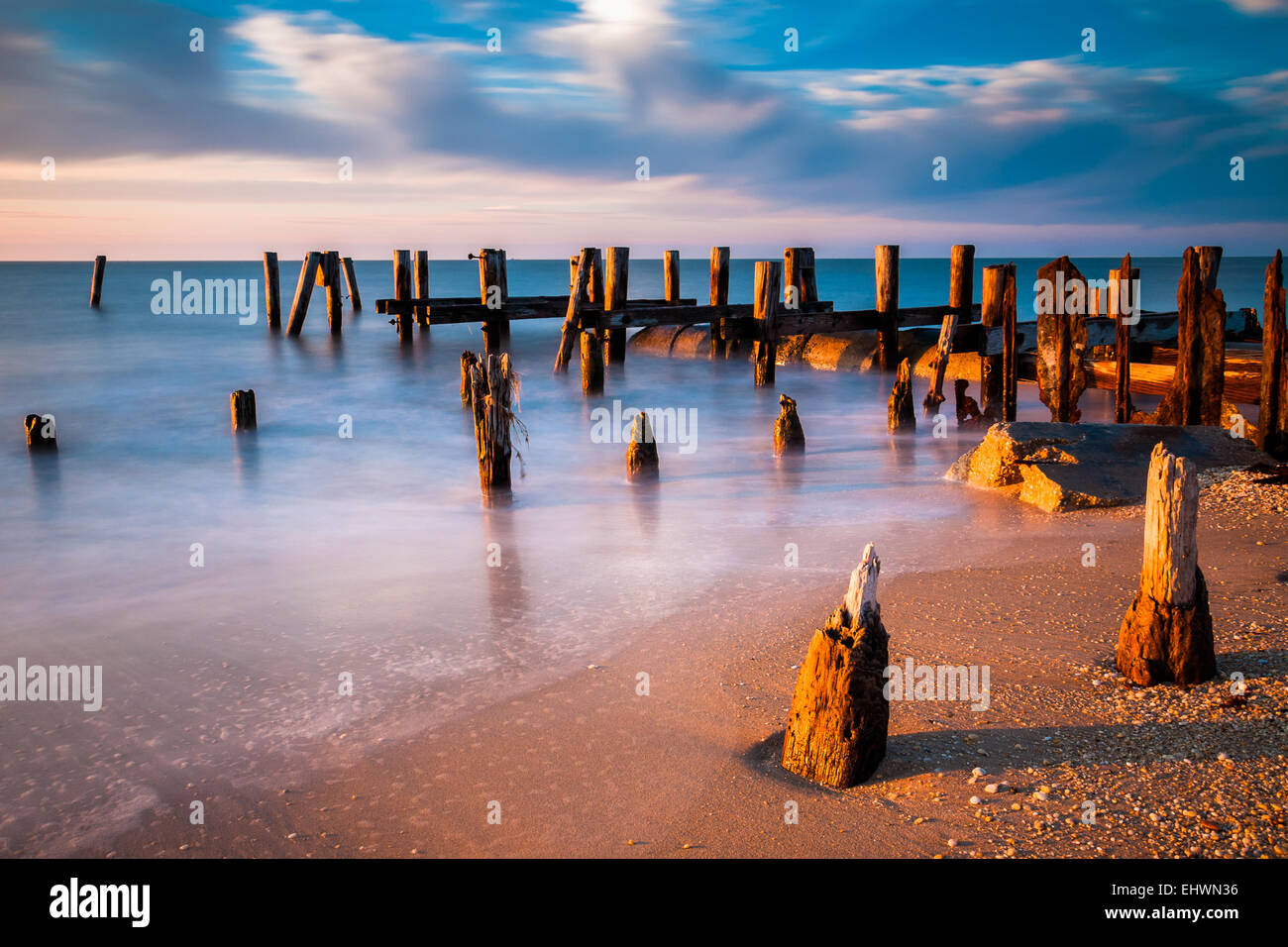 Langzeitbelichtung bei Sonnenuntergang von Pier Pfähle in der Delaware Bay am Sunset Beach, Cape May, New Jersey. Stockfoto