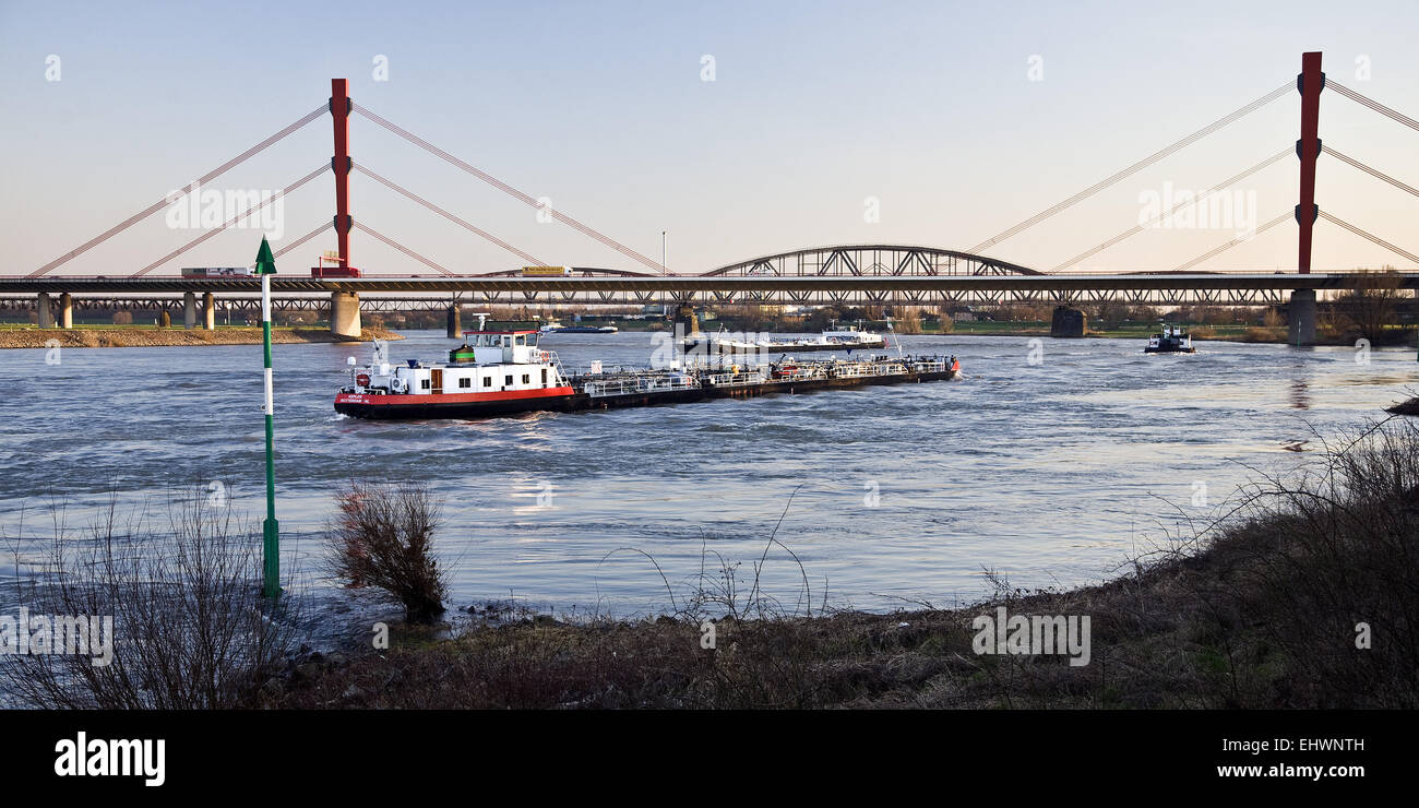 Frachtschiffe, Rhein, Duisburg, Deutschland. Stockfoto