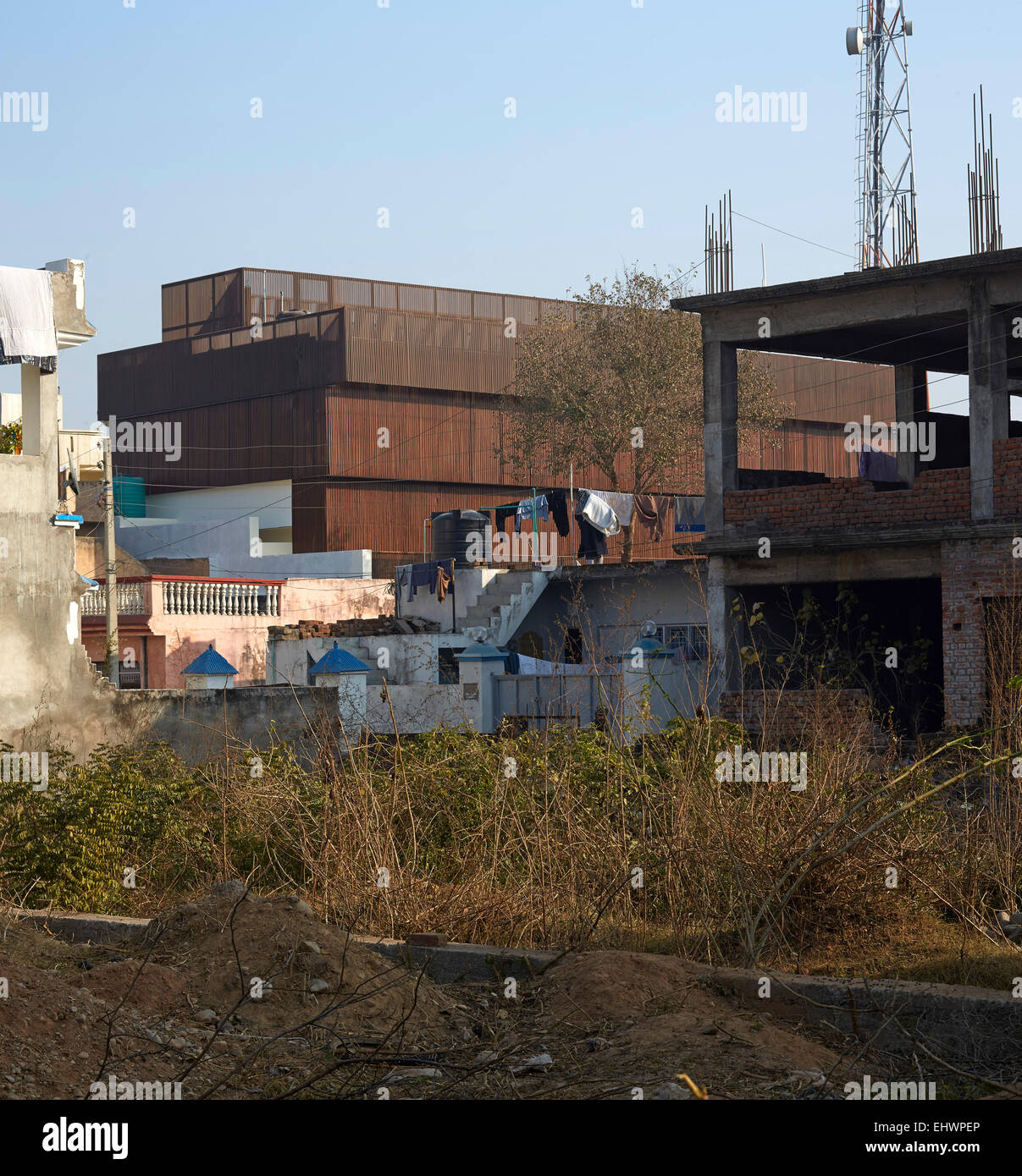 Seitliche Sicht auf mit Morgensonne. Die Gitter Haus, Khashmir Jammu, Indien. Architekt: SP + A, 2015. Stockfoto