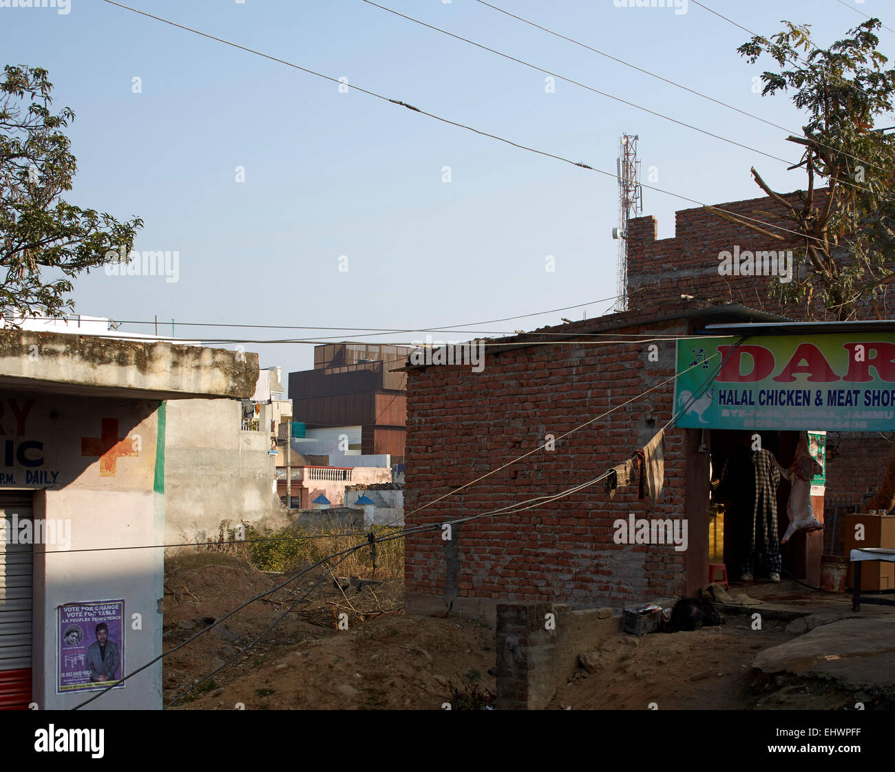 Fernen Seitenansicht auf mit Morgensonne. Die Gitter Haus, Khashmir Jammu, Indien. Architekt: SP + A, 2015. Stockfoto