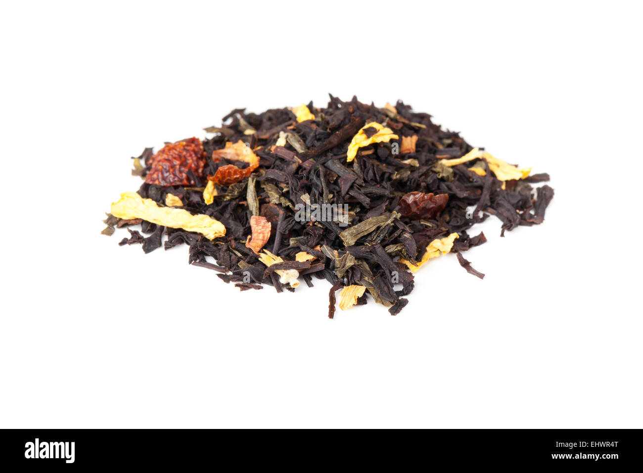 Haufen von gemischten schwarzer und grüner Tee mit trockenen Hagebutte Beeren, Ringelblume, Sonnenblume Blütenblätter isoliert auf weißem Hintergrund Stockfoto