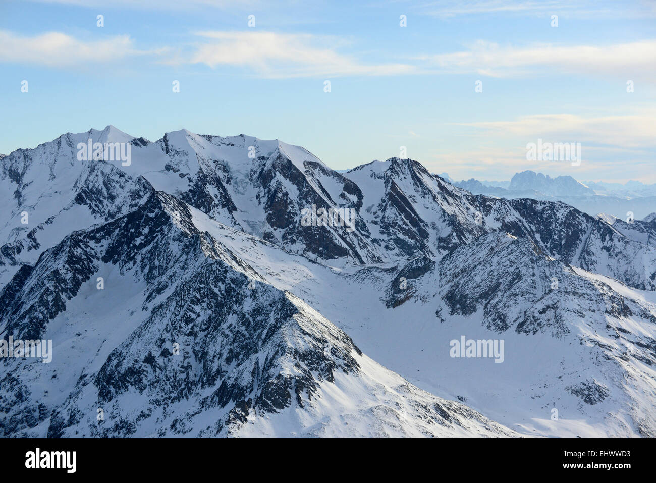 Zillertaler Alpen im Winter: Hochfeiler (hinten links), Weißspitze und Unterberg (hinten), Hochfeller (Mitte links) und Rotbachlspitze Stockfoto