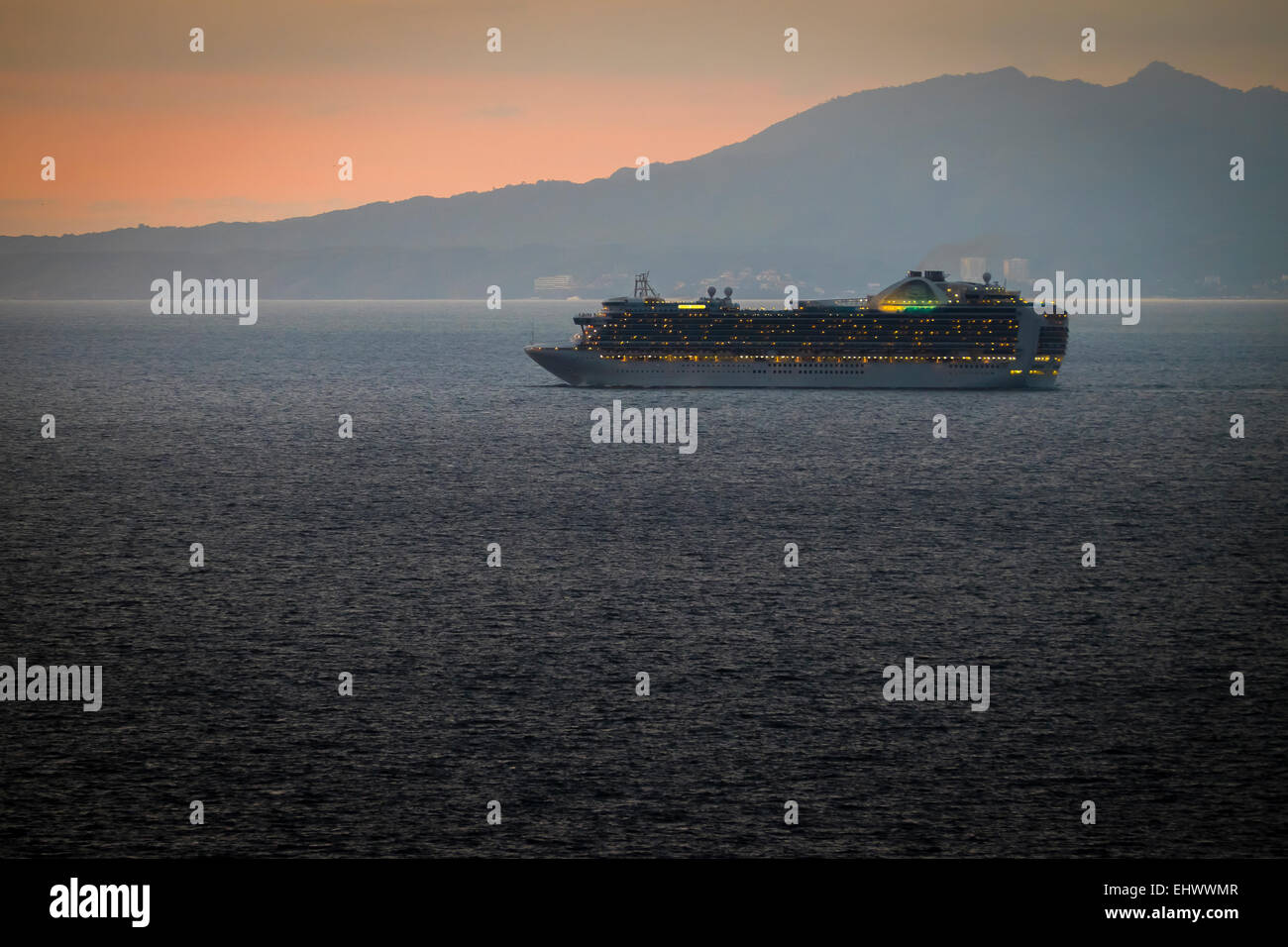 Mexiko, Puerto Vallarta, beleuchtete Kreuzfahrtschiff von twilight Stockfoto