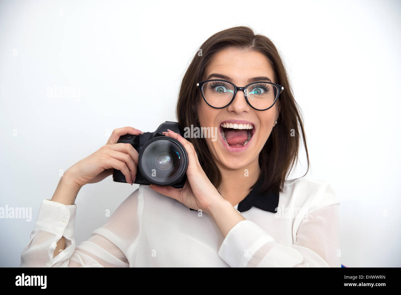 Überrascht junge lustige Frau mit Kamera Stockfoto