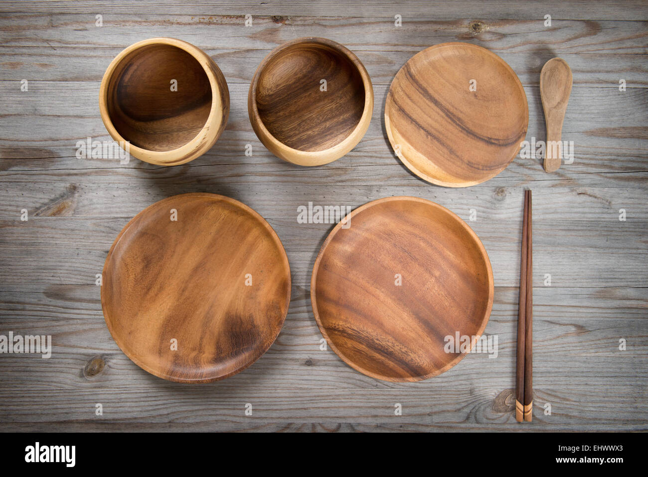 Draufsicht der verschiedenen Design leere Teller und Sushi-Stäbchen auf alten Holztisch. Ansicht des Speisens Einstellung in Vintage Stimmung mit Dr. Stockfoto