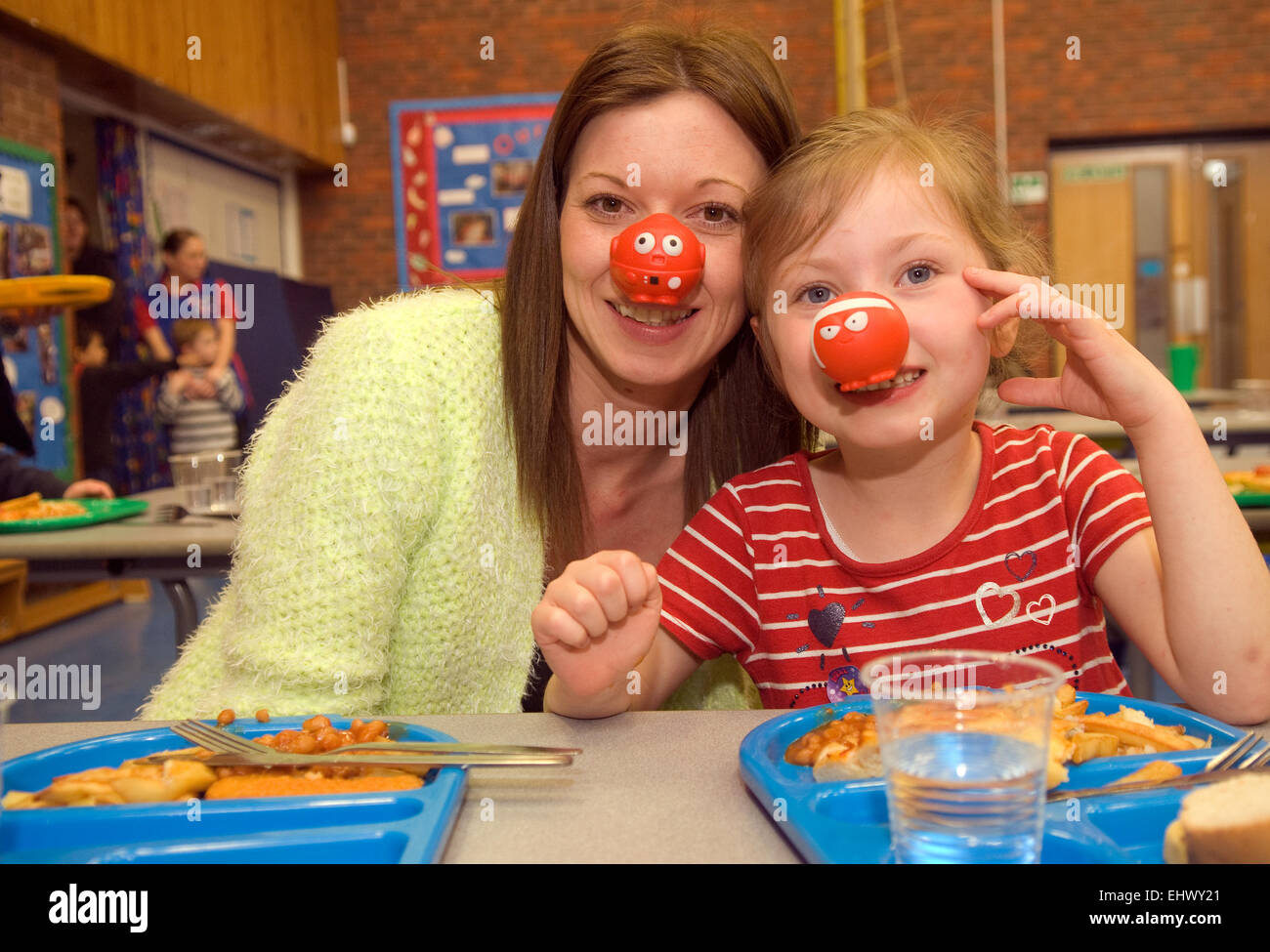 Mutter mit 5 jährige Tochter auf Red Nose Day für Comic Relief, Hampshire, UK. Stockfoto