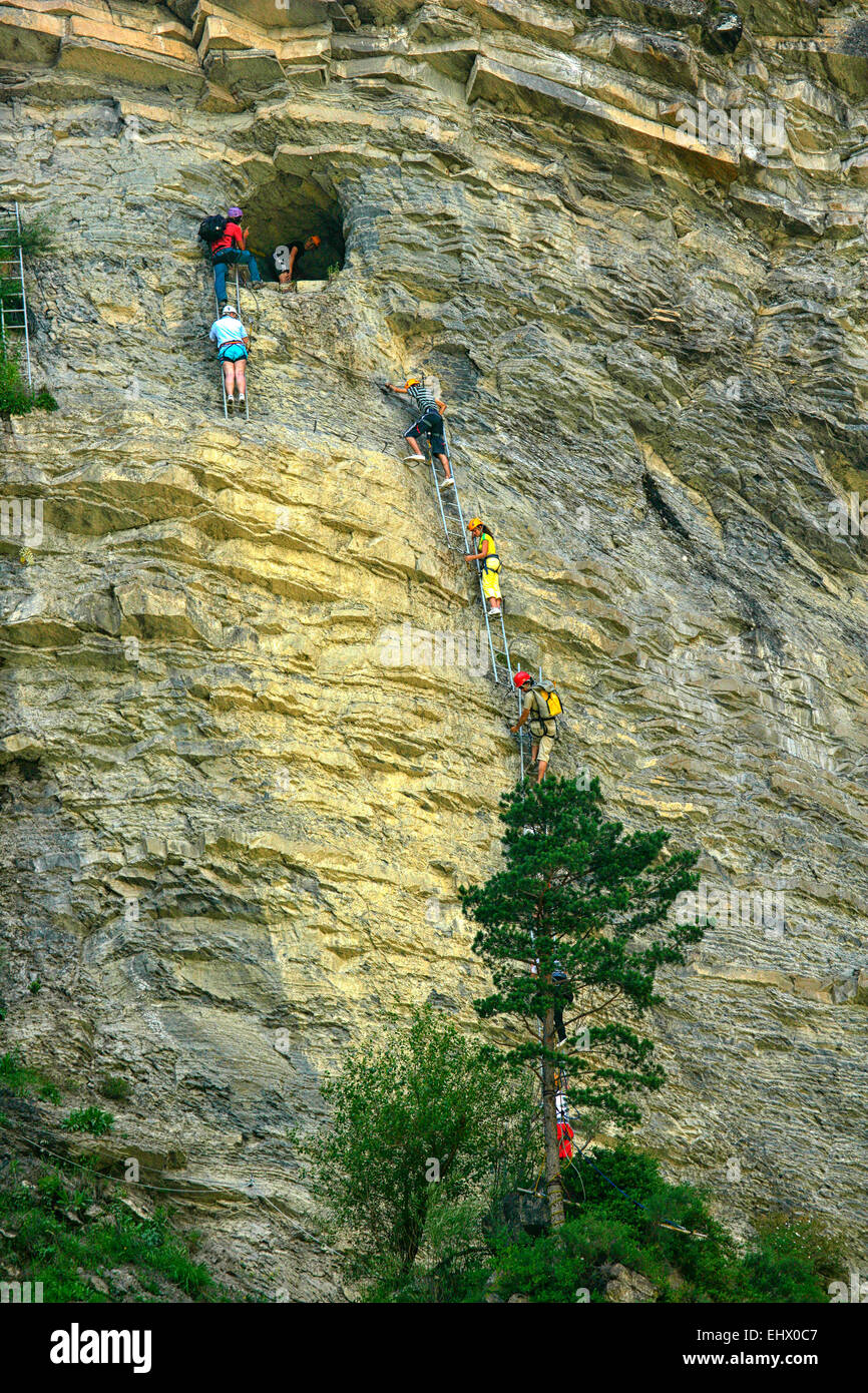 Spanien, Ordesa Nationalpark, Menschen klettern am Fels Stockfoto