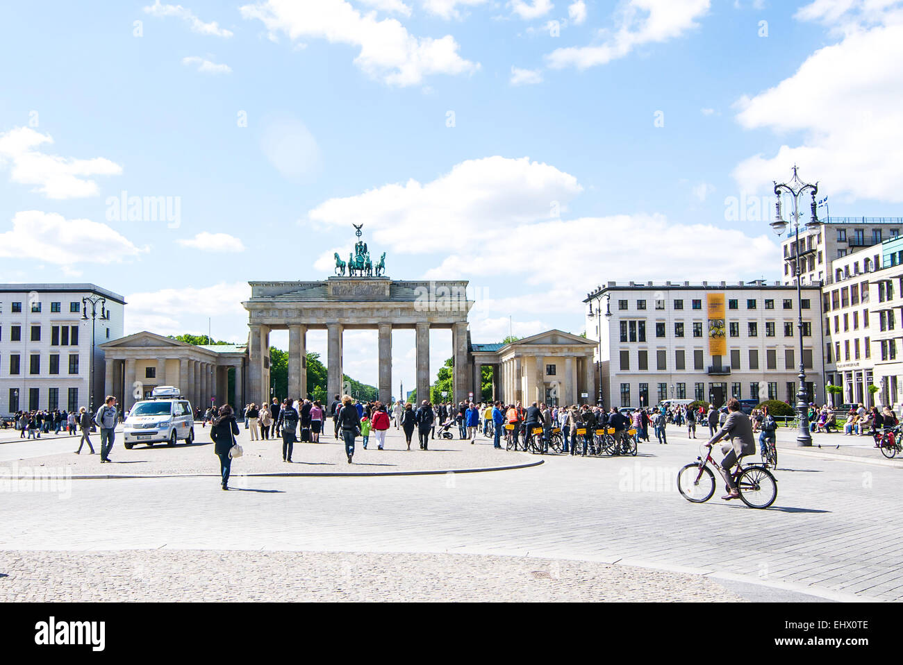 Die immer geschäftigen Pariser Platz mit Berlin, Deutschland-Wahrzeichen, dem Brandenburger Tor. Stockfoto