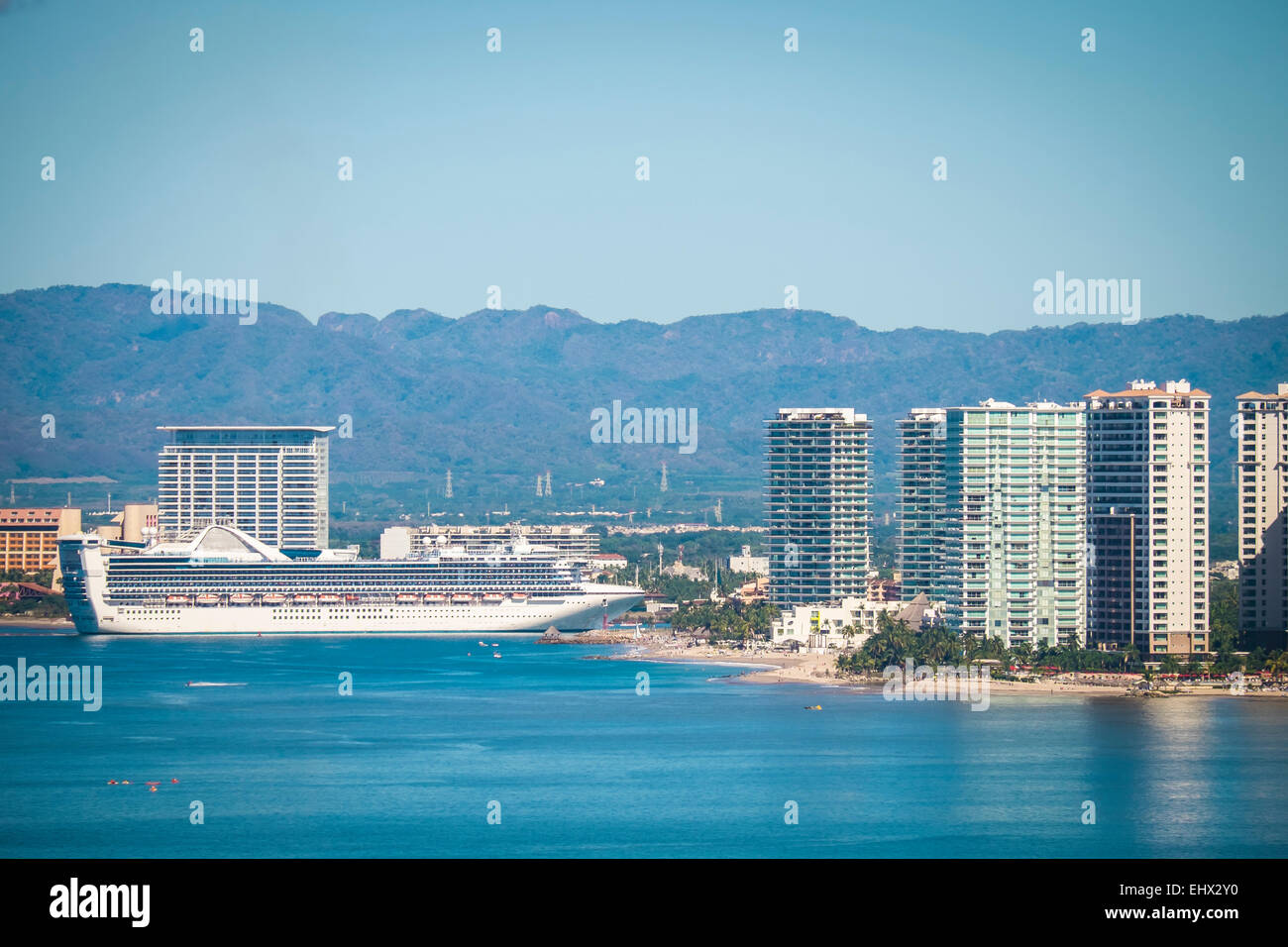 Mexiko, Puerto Vallarta, Kreuzfahrtschiff, nähert sich des Hafens Stockfoto