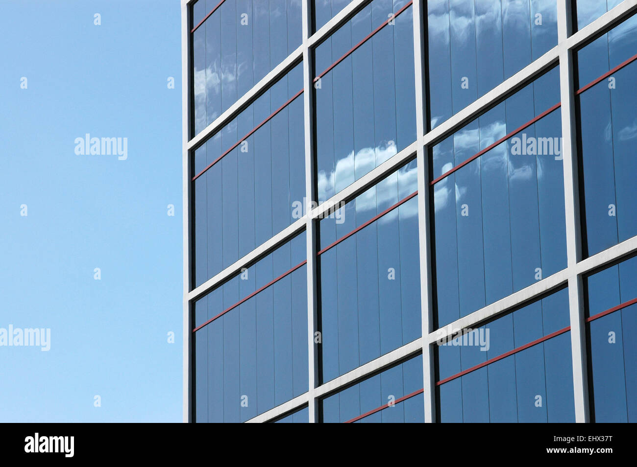 Architektur-Bild von einer glänzenden moderne Bürogebäude mit Textfreiraum Stockfoto