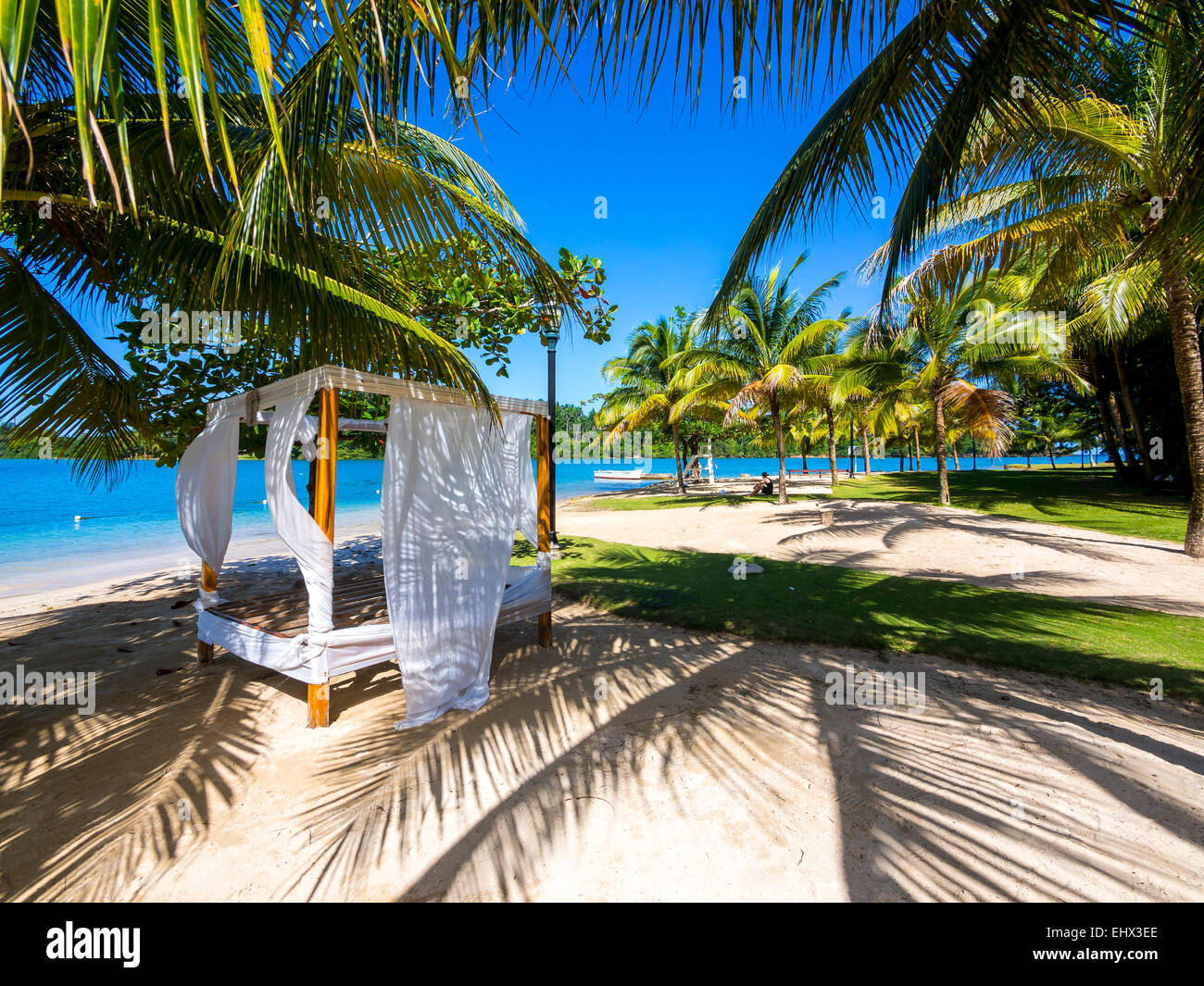 Jamaika, Port Antonio, Errol Flynn Marina, Liegestuhl unter Palmen Stockfoto