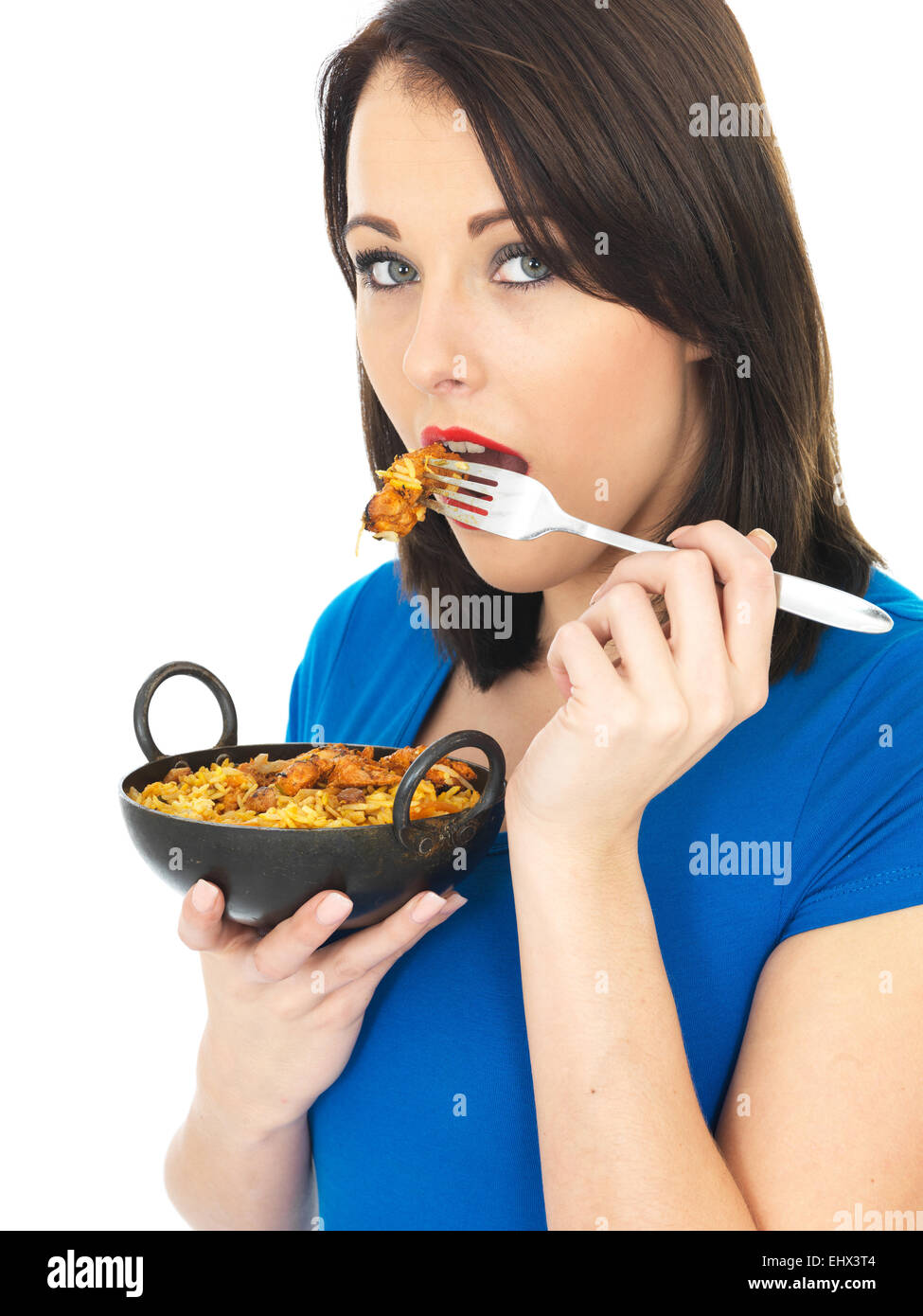 Attraktive junge Frau Essen Chicken Tikka Biryani Stockfoto