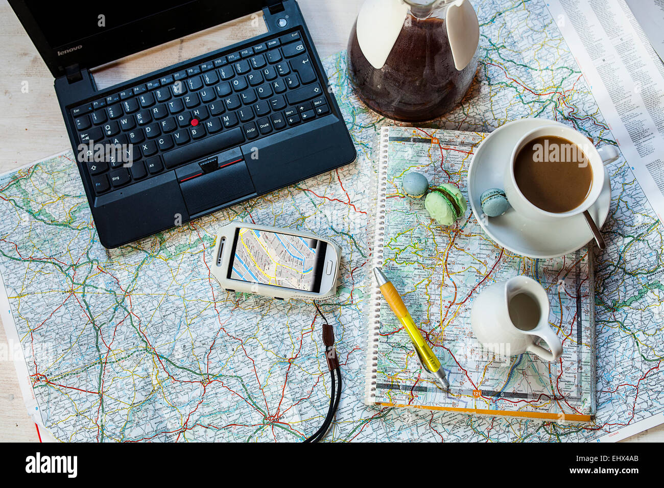 Planung einer Reise mit Karten, Handy und Kaffee Stockfoto